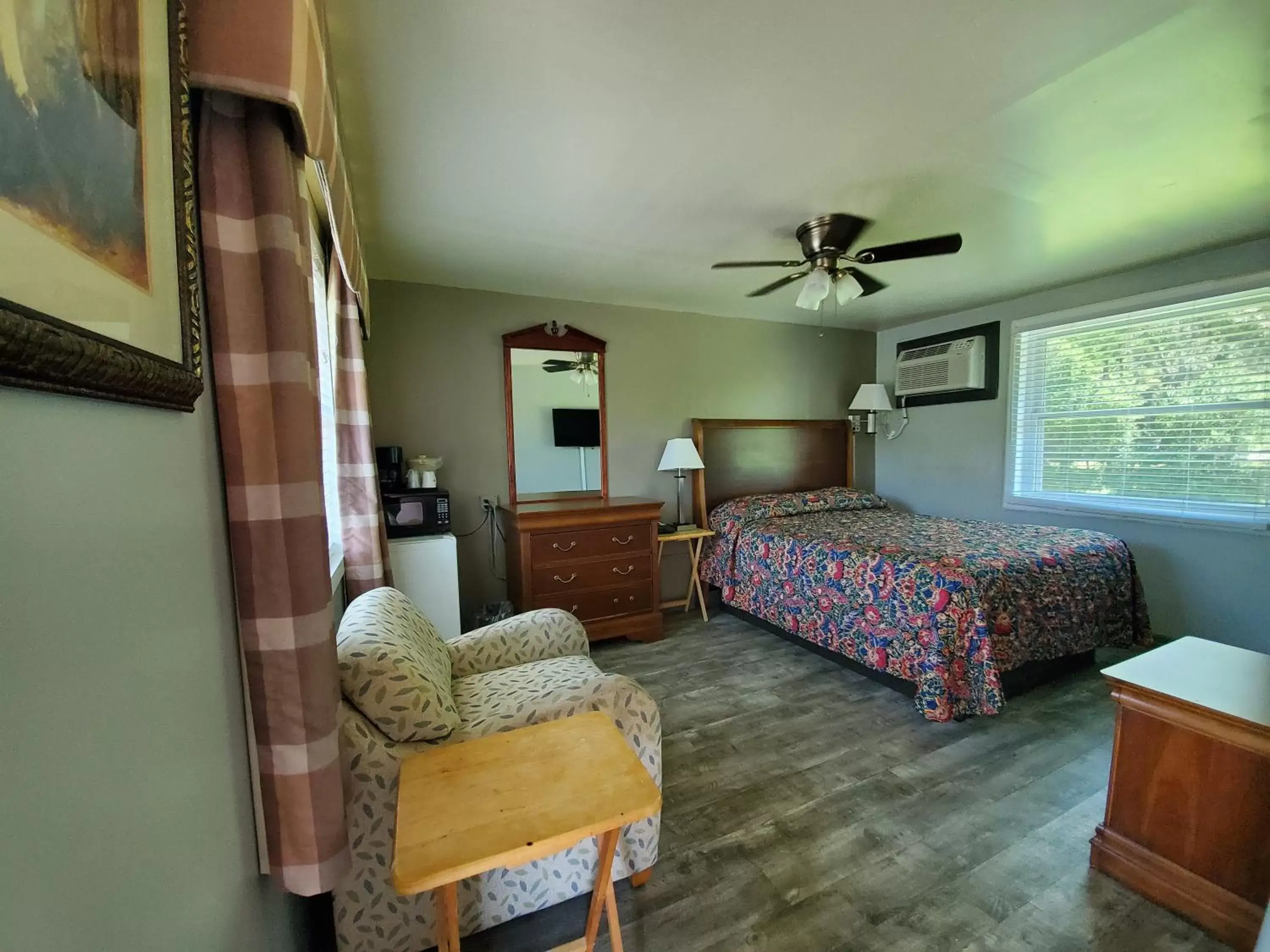 Photo of the whole room in High Springs Country Inn