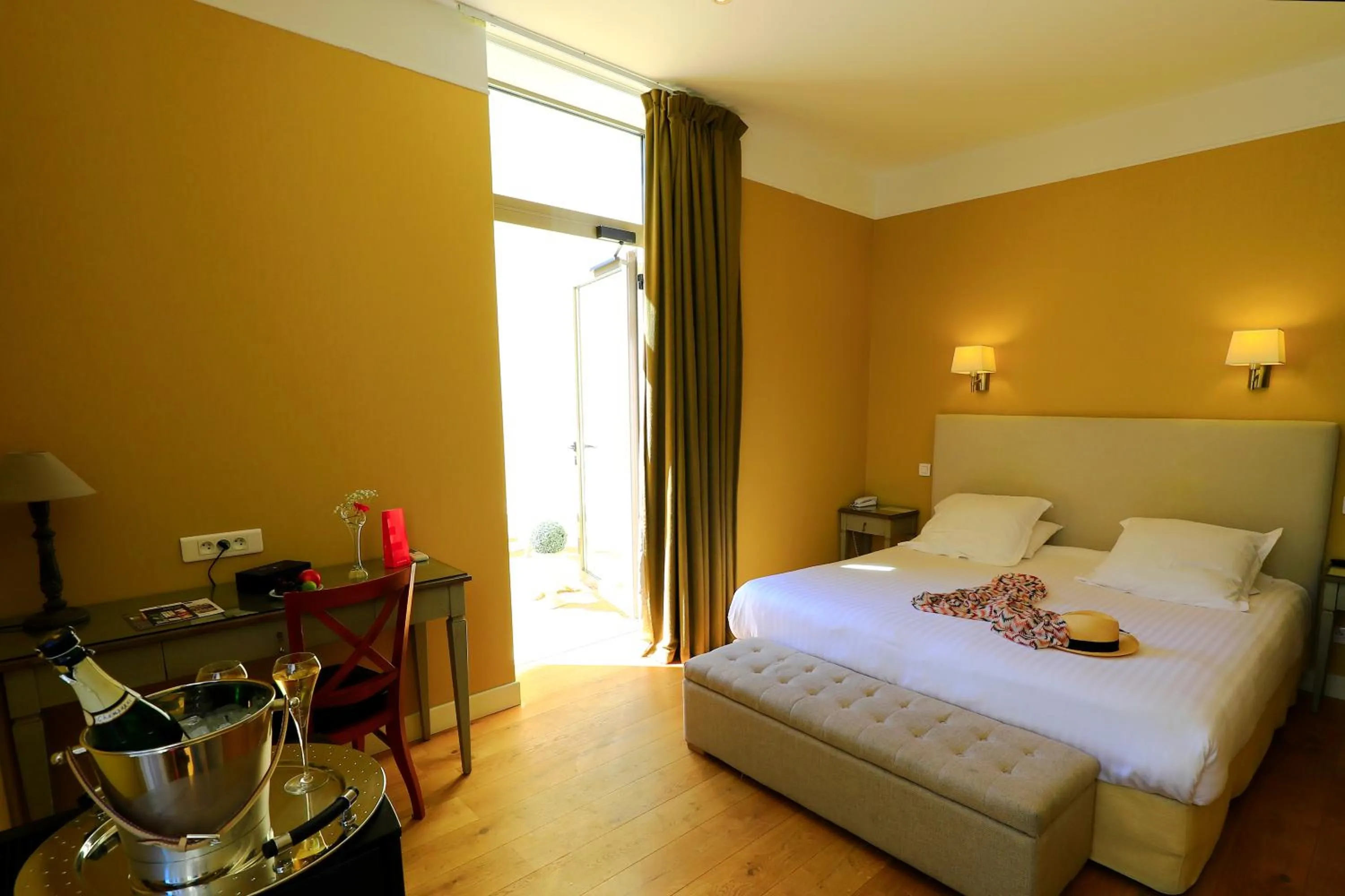 Bedroom, Bed in Hotel Le Renoir