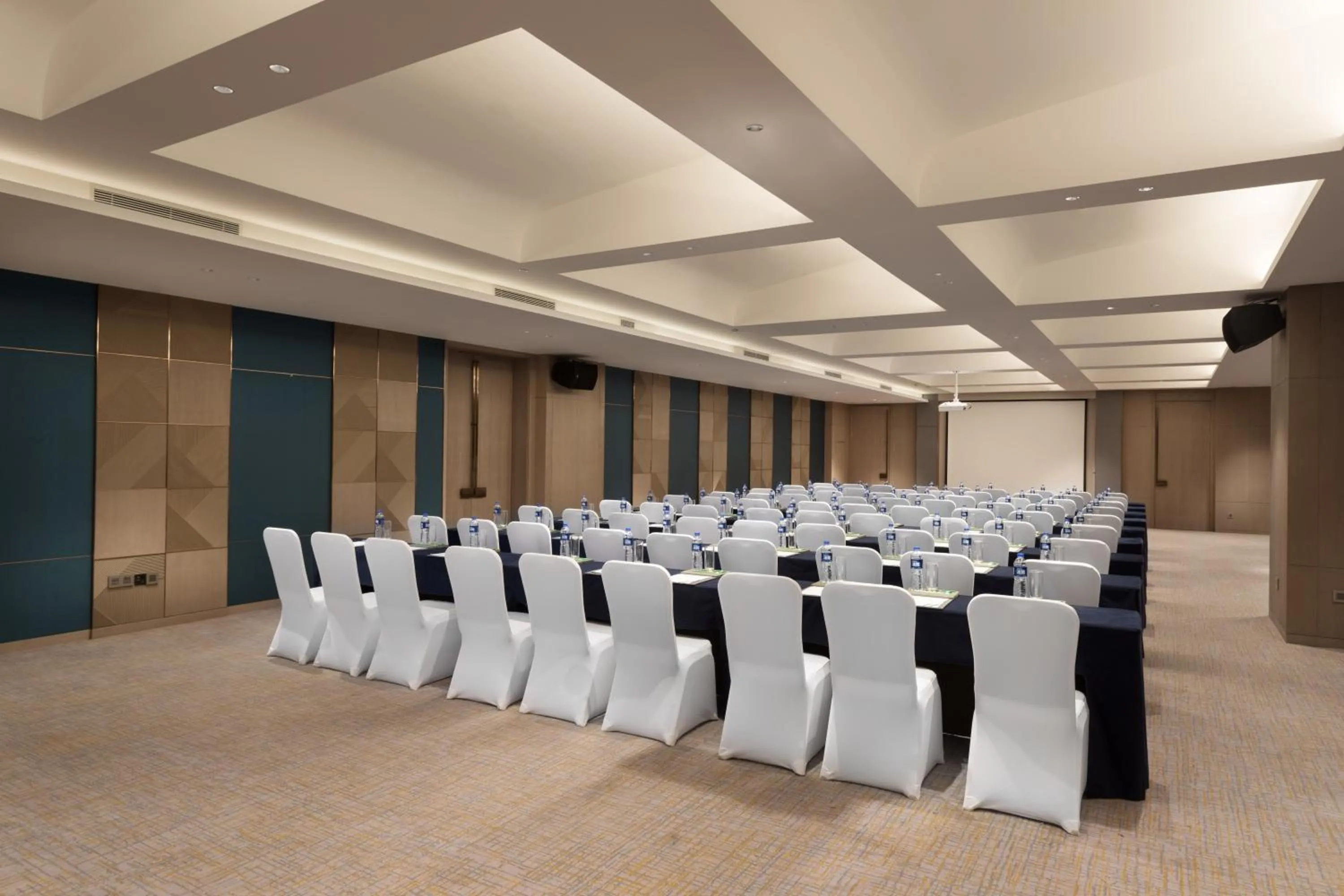 Meeting/conference room in Holiday Inn Guiyang City Center by IHG