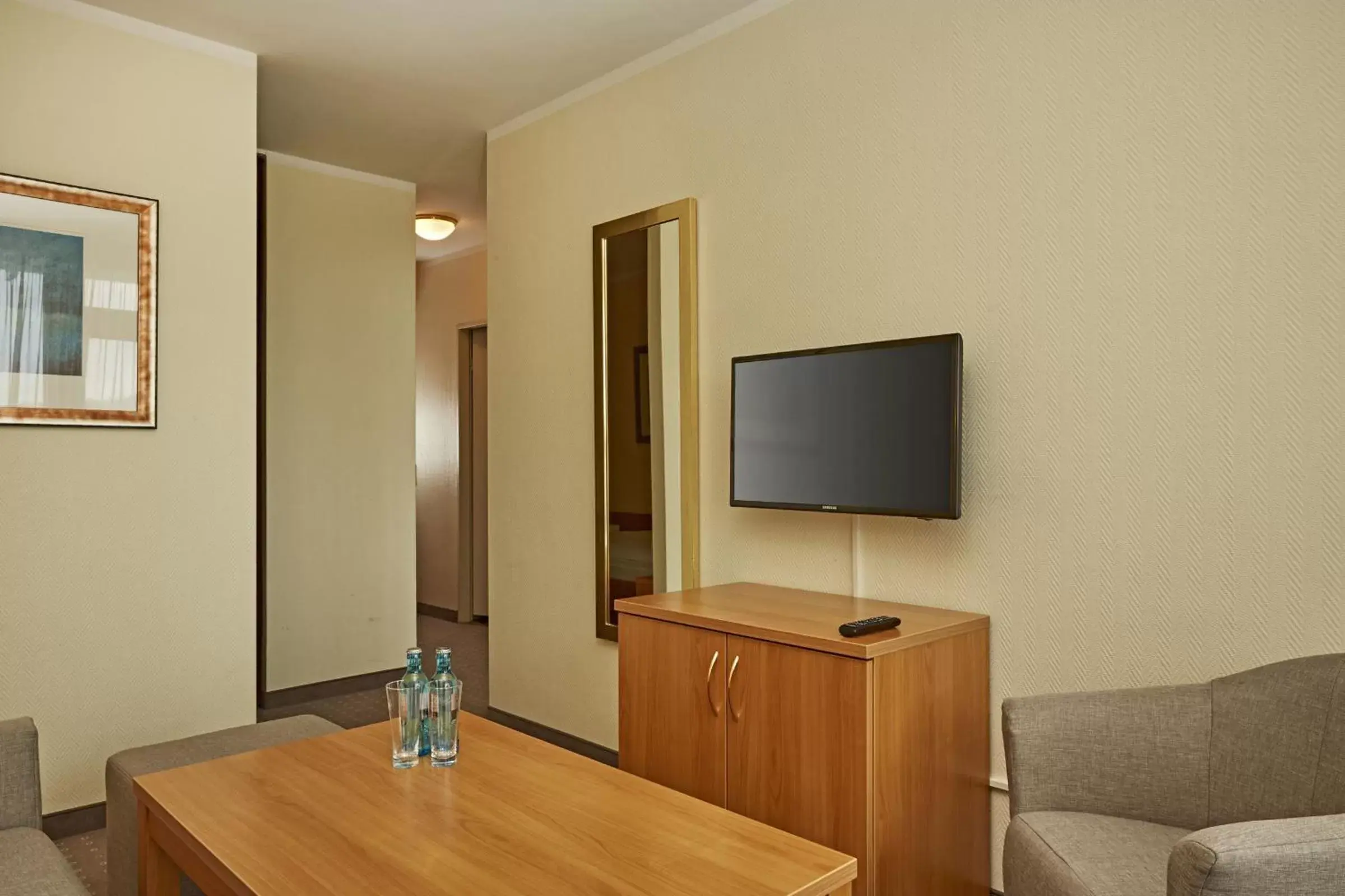 Bedroom, TV/Entertainment Center in H+ Hotel Willingen