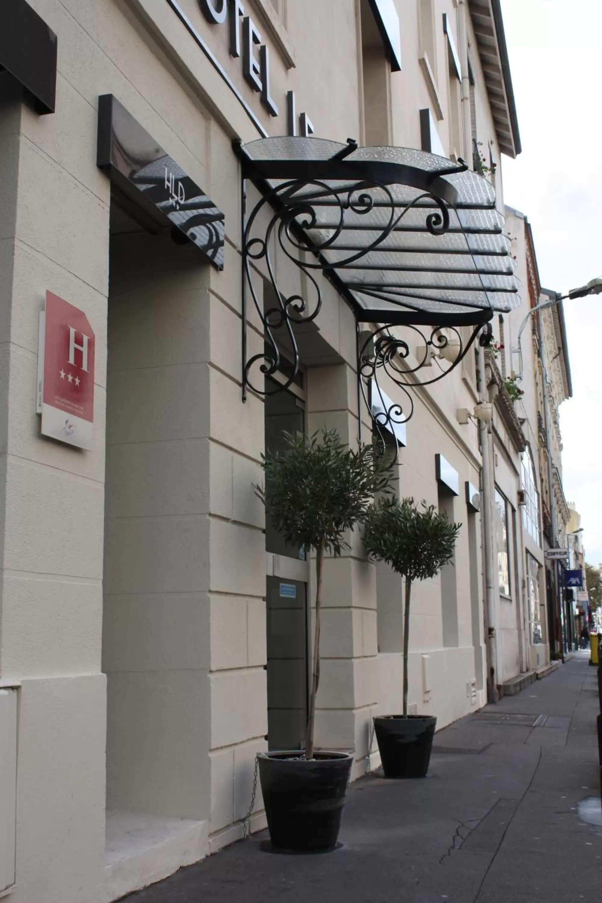 Facade/entrance in Hotel Dauphin