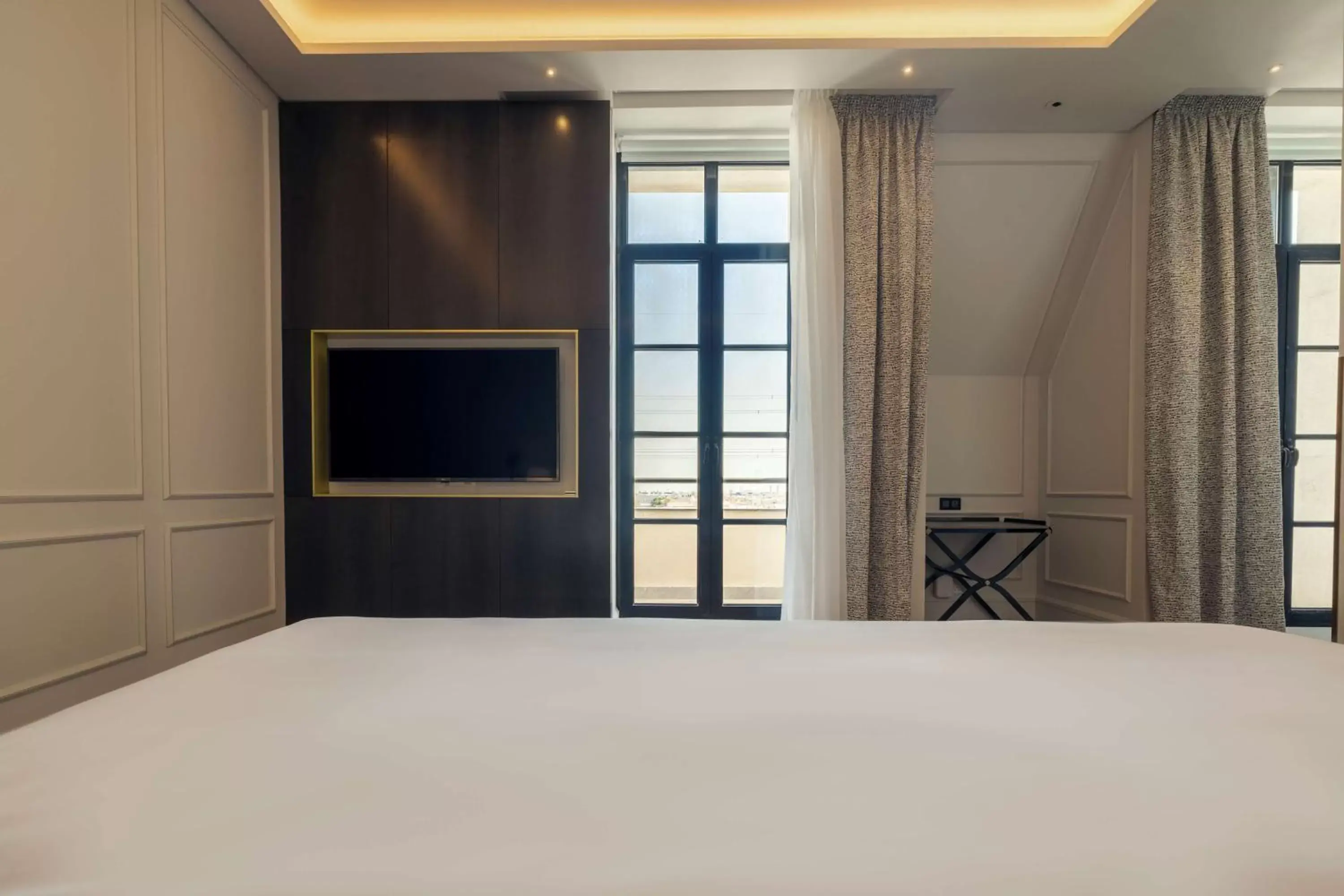 Photo of the whole room, Bed in Mansard Riyadh, a Radisson Collection Hotel