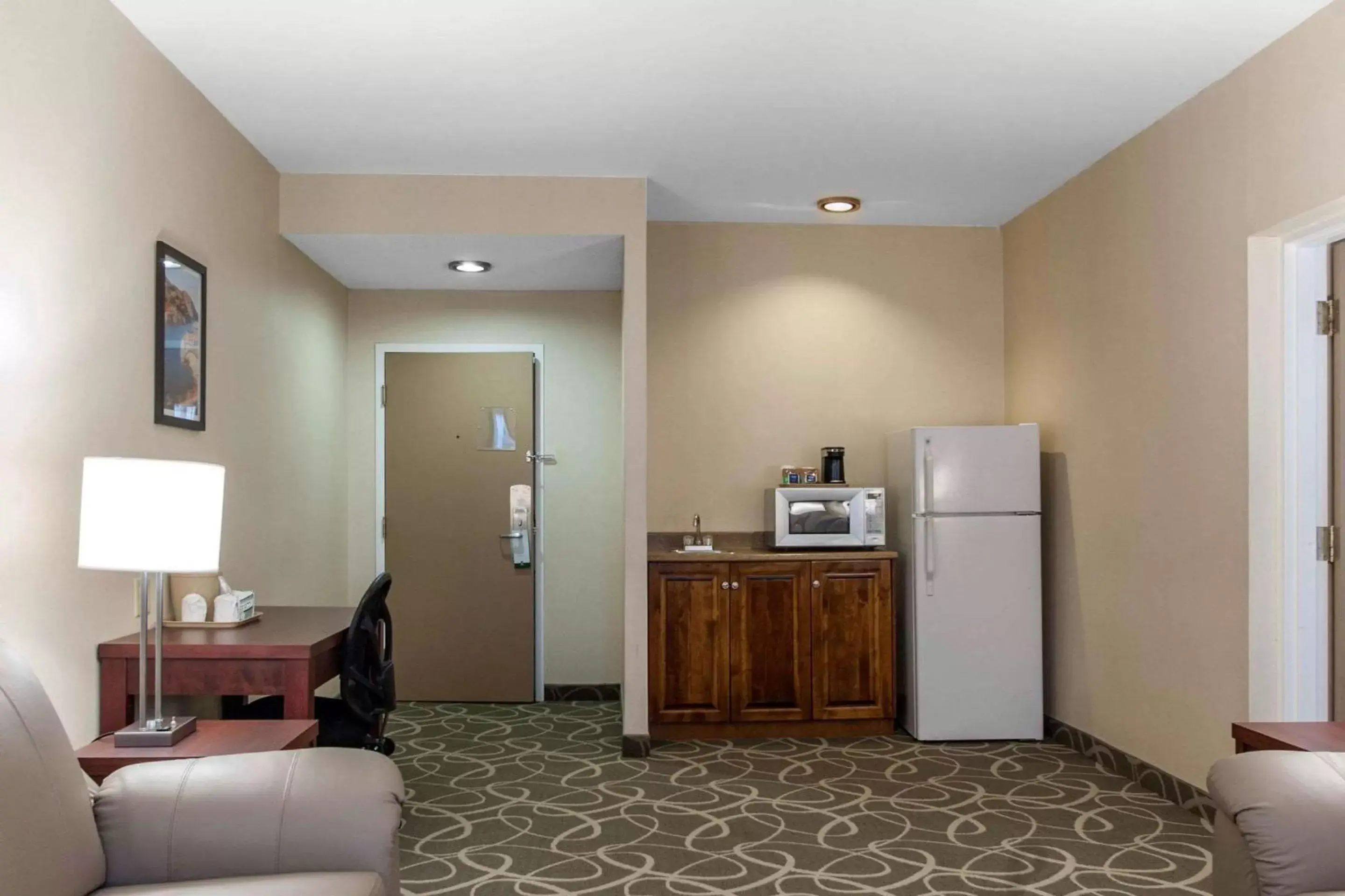 Photo of the whole room, Kitchen/Kitchenette in Quality Hotel & Suites