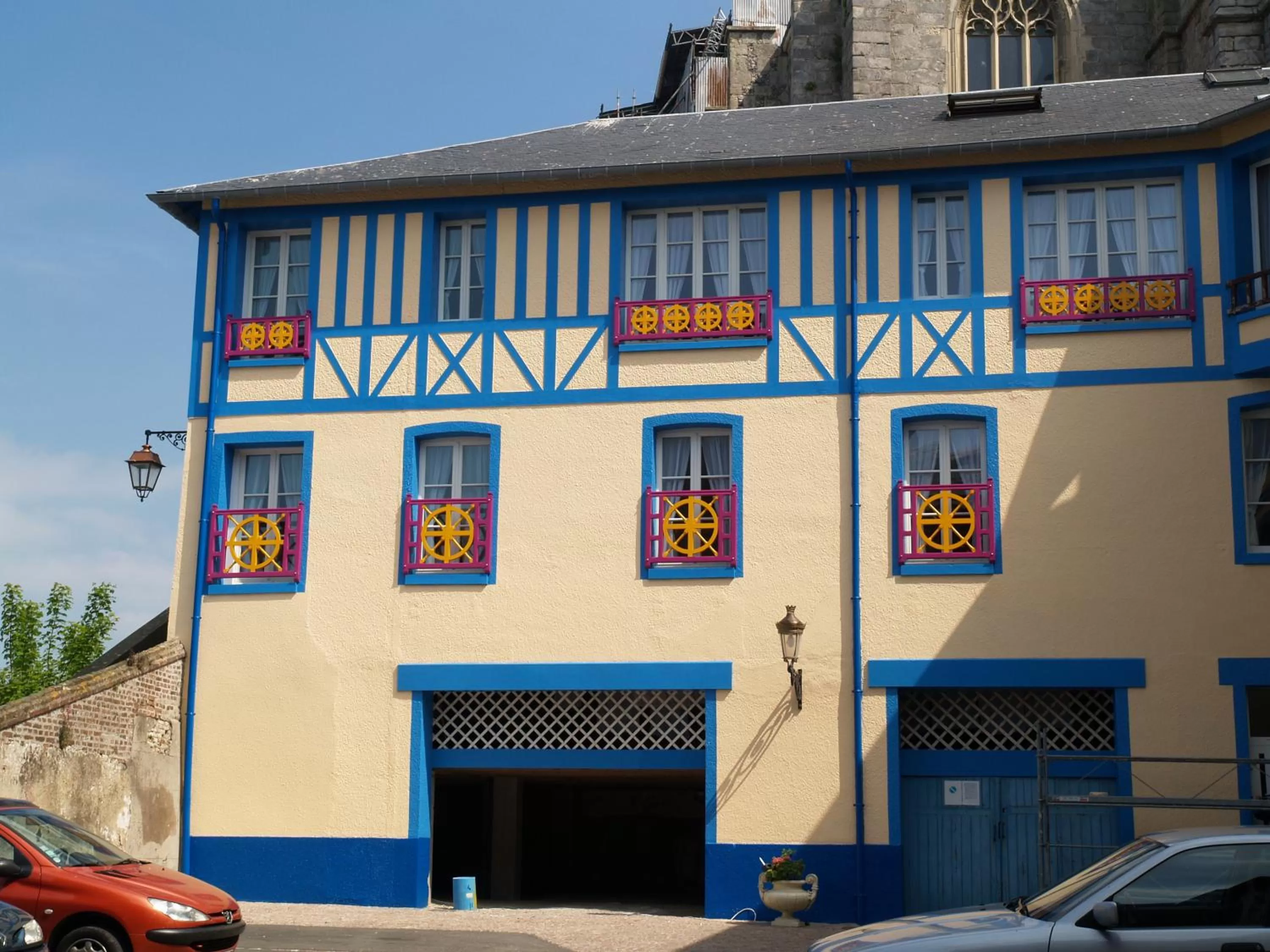 Facade/entrance in Hôtel De Calais