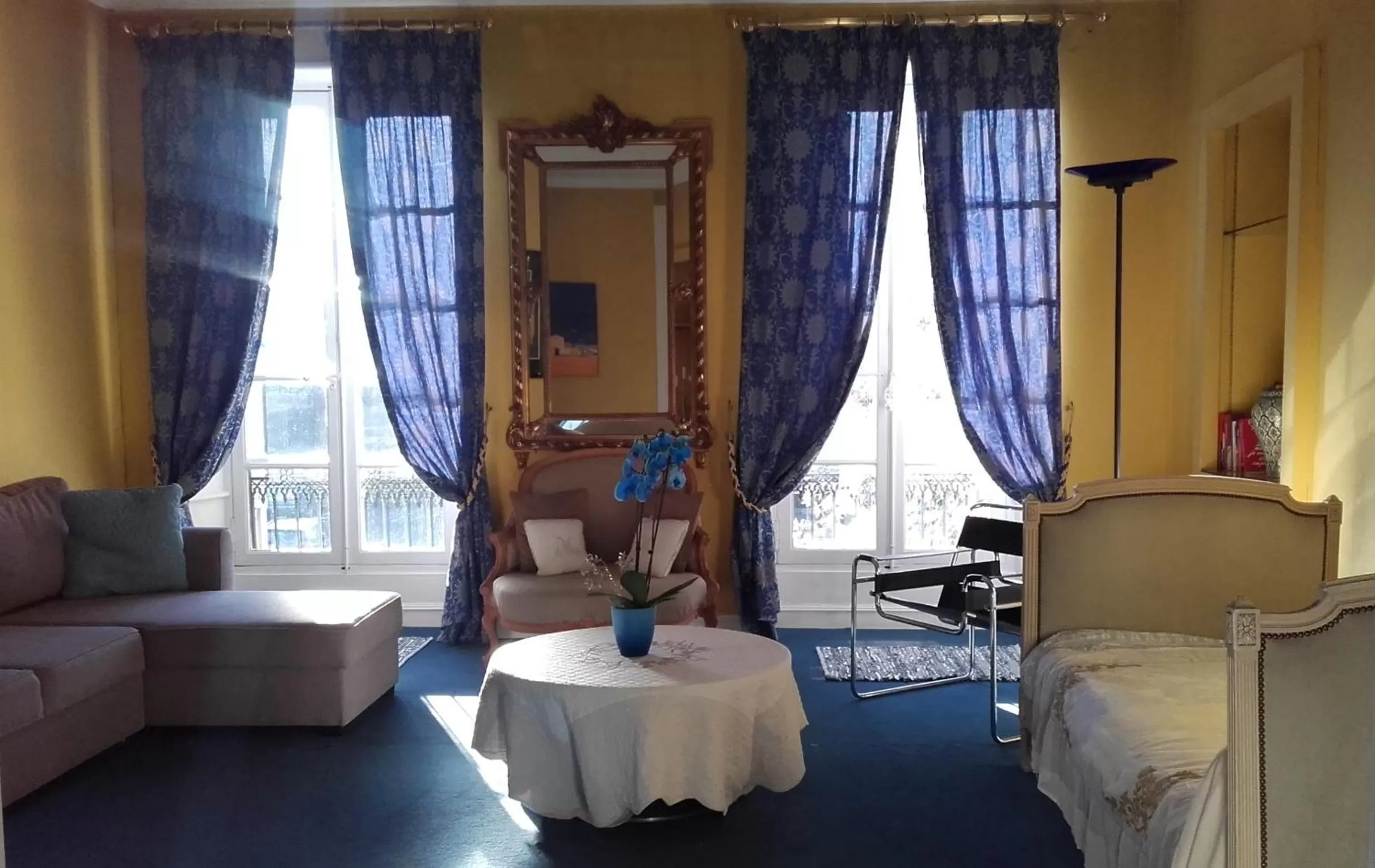 Living room, Bed in chambres de charme "Florence"