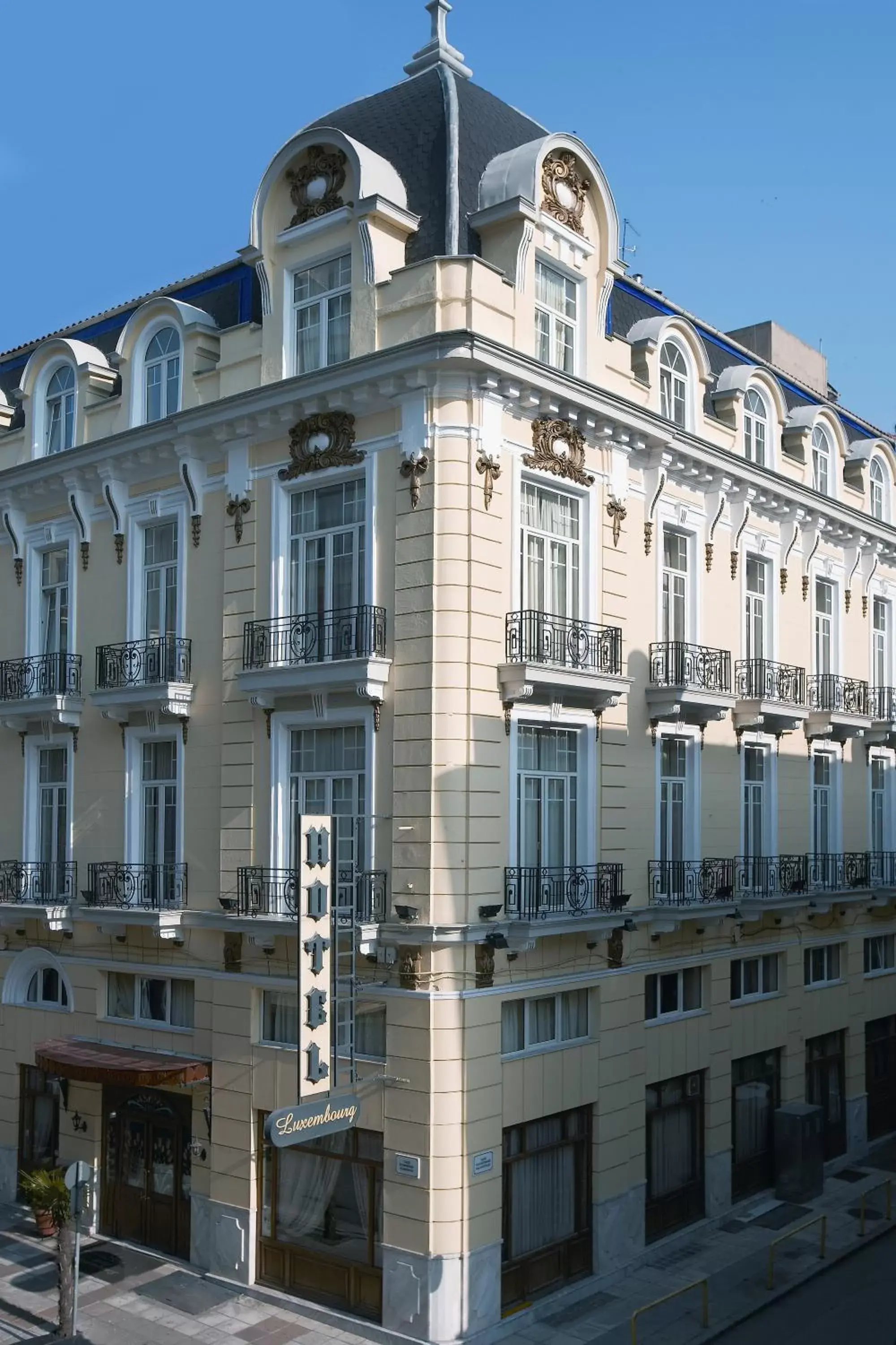 Facade/entrance, Property Building in Hotel Luxembourg