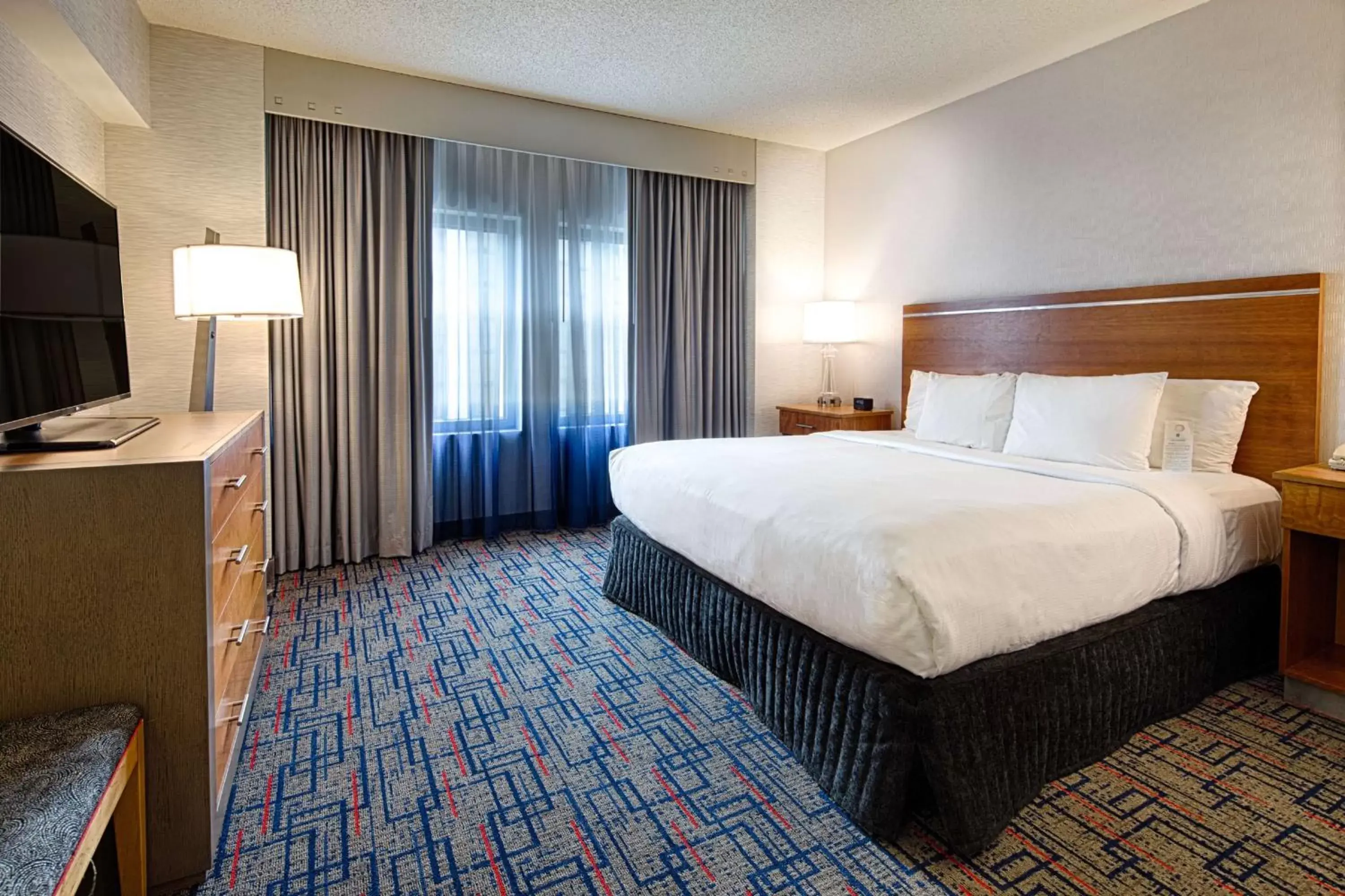 Bedroom, Bed in Embassy Suites by Hilton Chicago O'Hare Rosemont