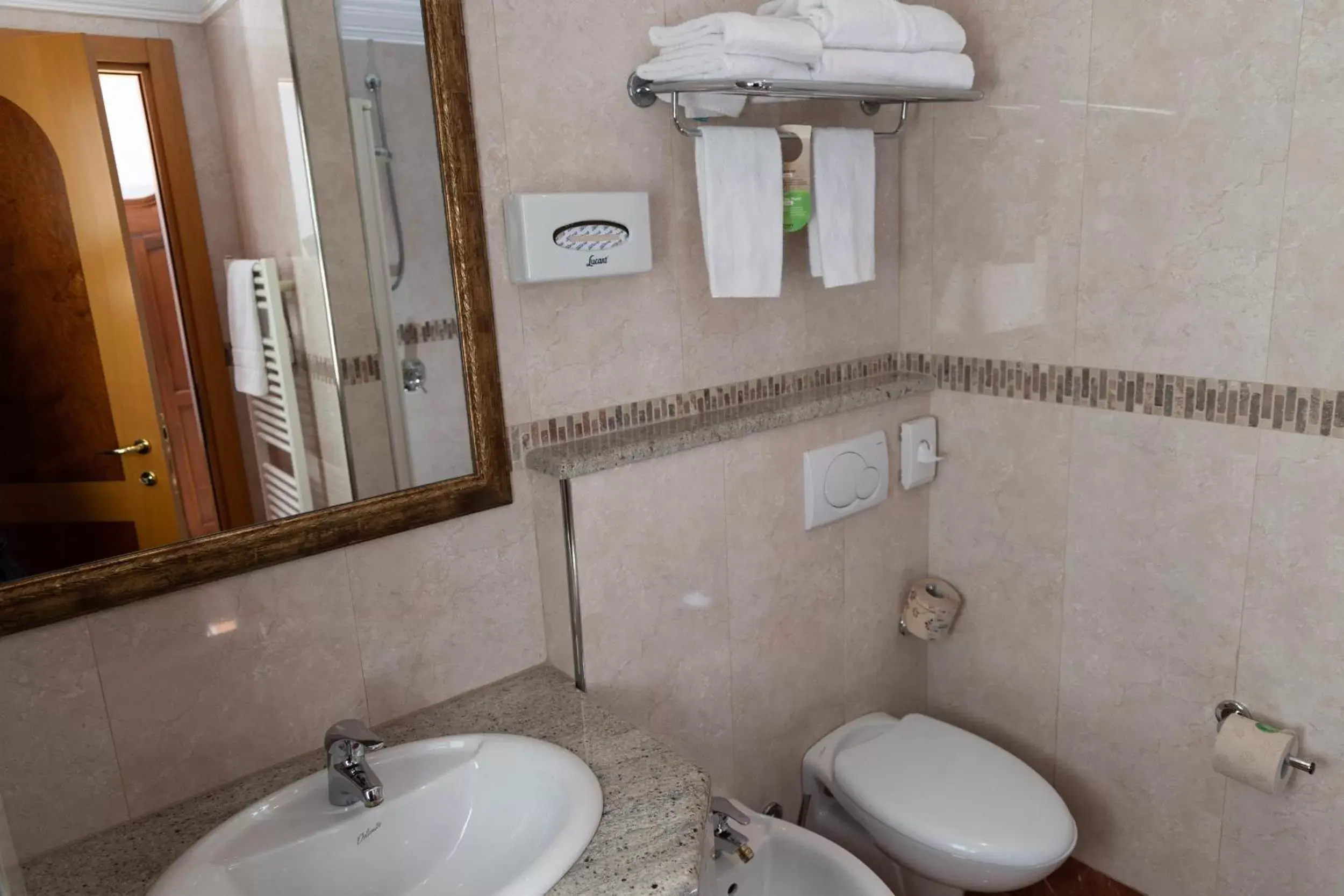 Bathroom in Hotel Ungheria Varese 1946