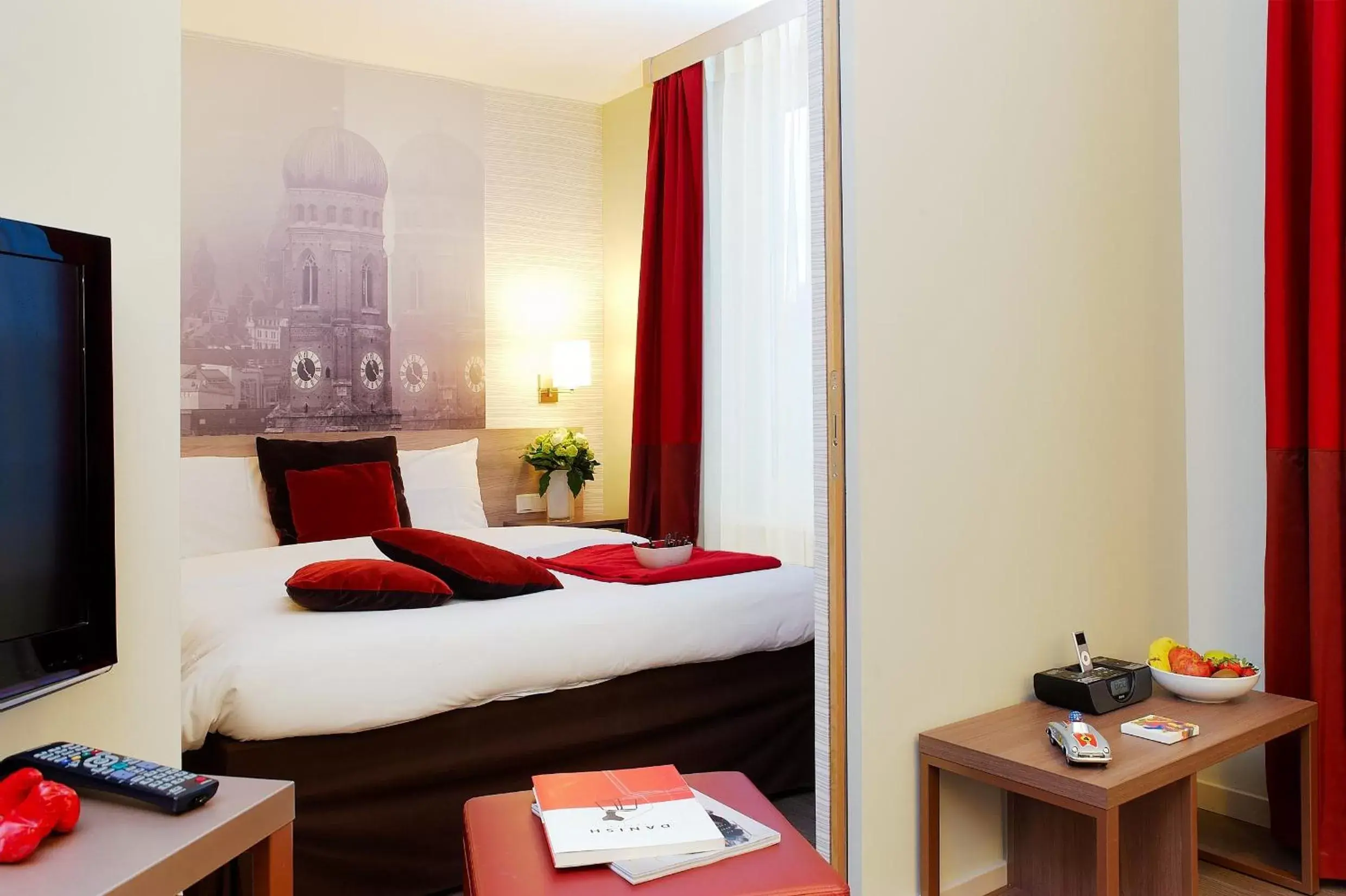 Photo of the whole room, Bed in Aparthotel Adagio Muenchen City