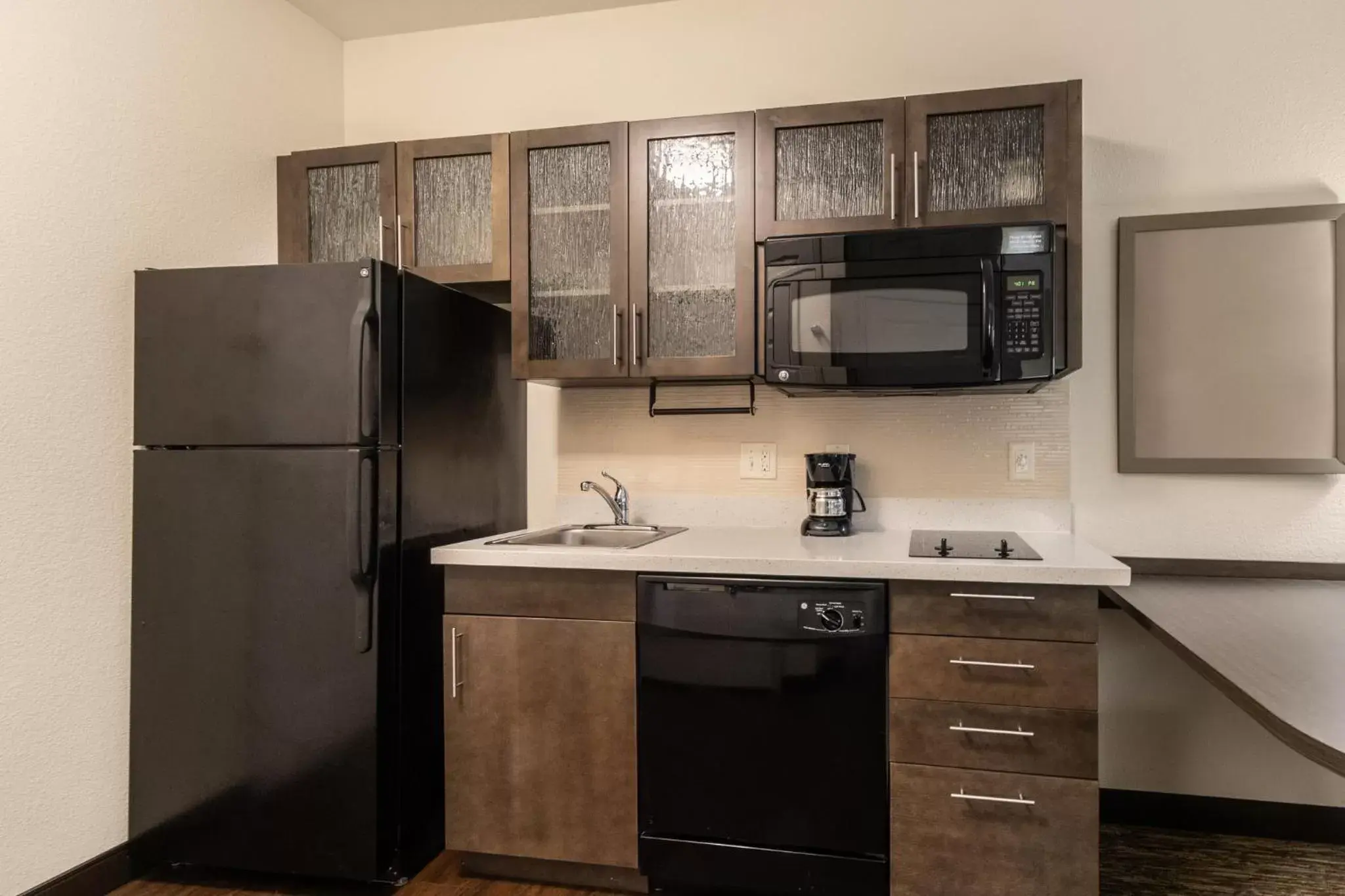 Bedroom, Kitchen/Kitchenette in Candlewood Suites Portland Airport, an IHG Hotel