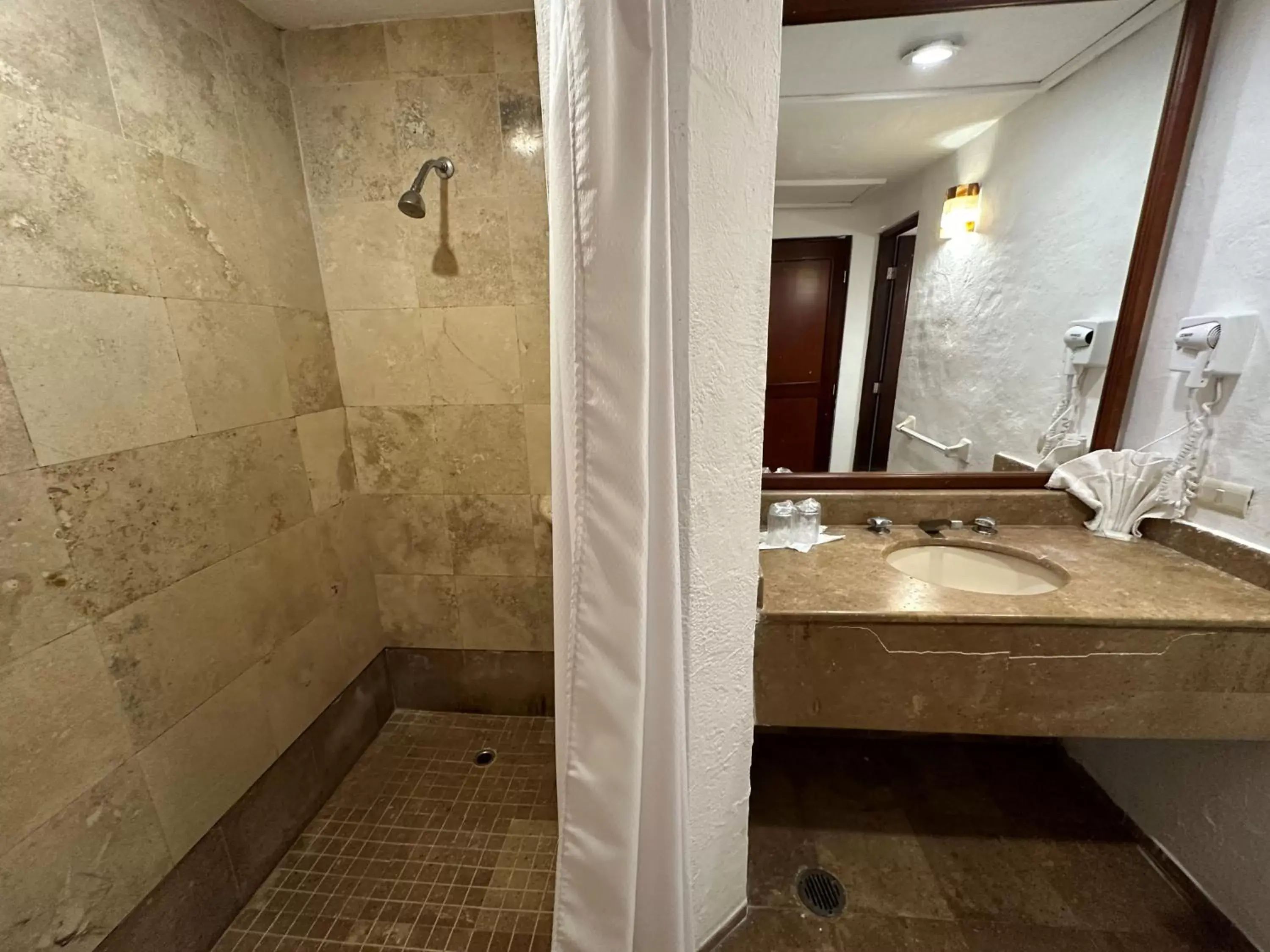 Property building, Bathroom in Hotel Quijote Inn