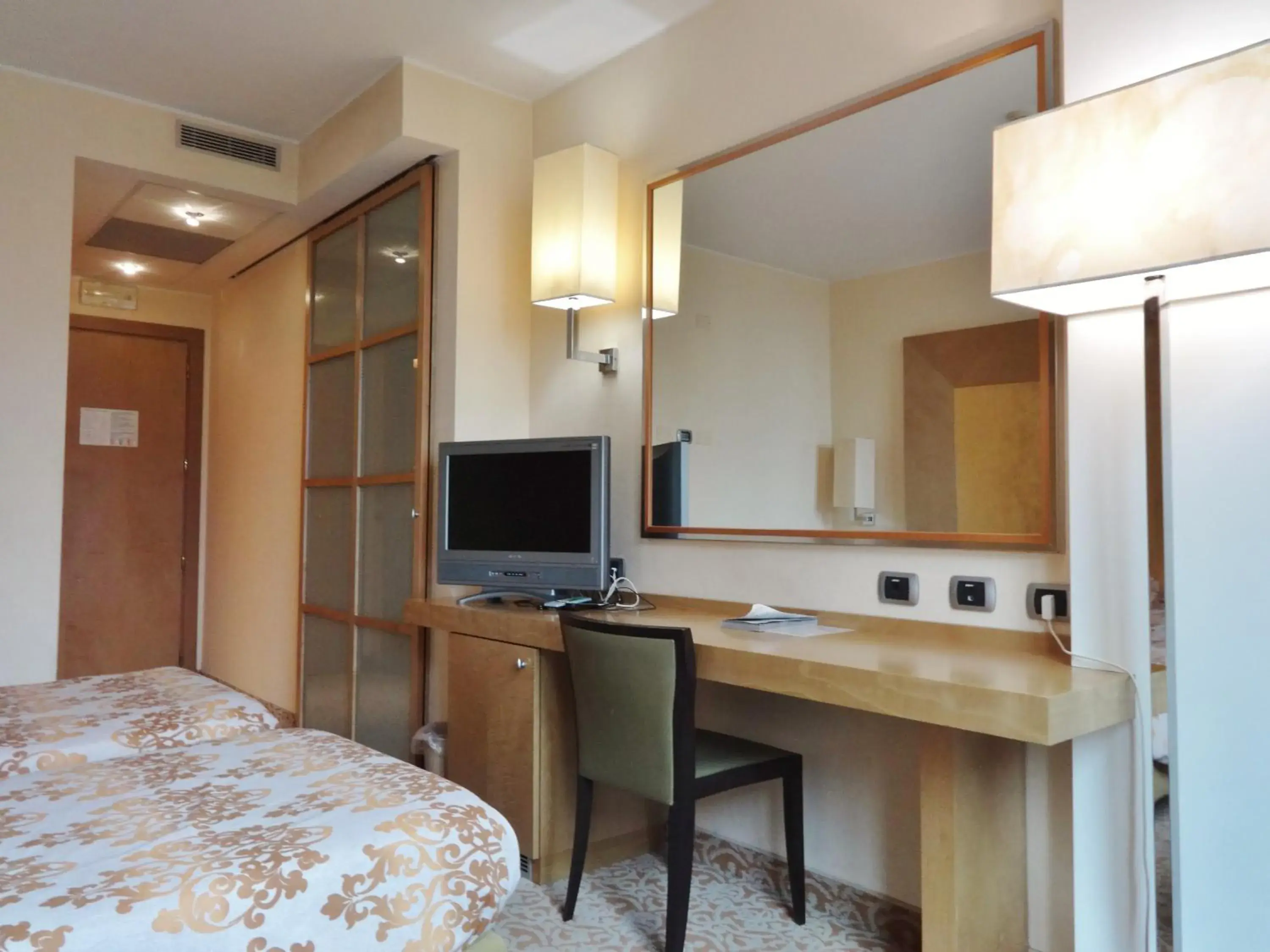 TV and multimedia, TV/Entertainment Center in Hotel Tiffany Milano