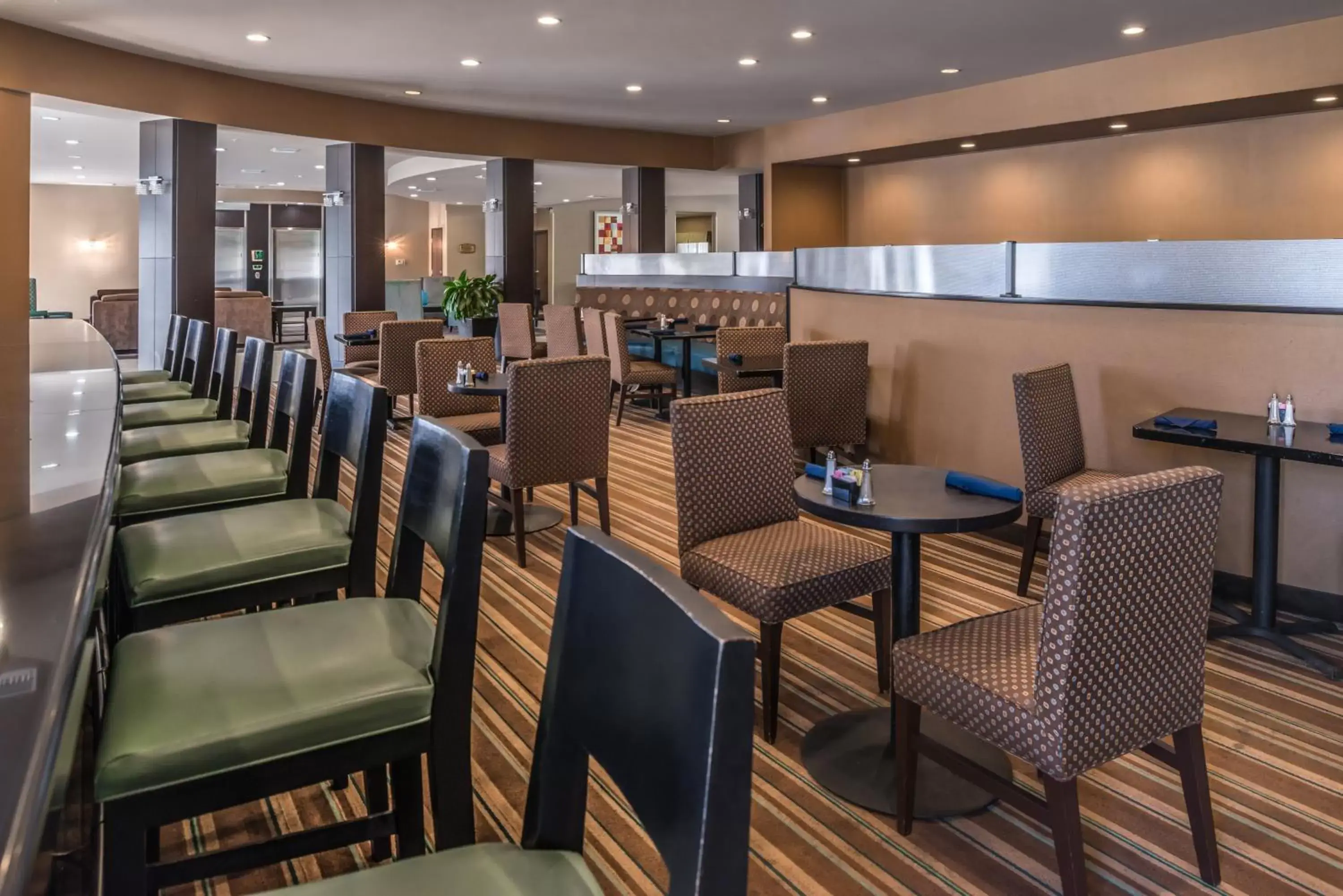 Lounge or bar, Restaurant/Places to Eat in Holiday Inn Ontario Airport - California, an IHG Hotel