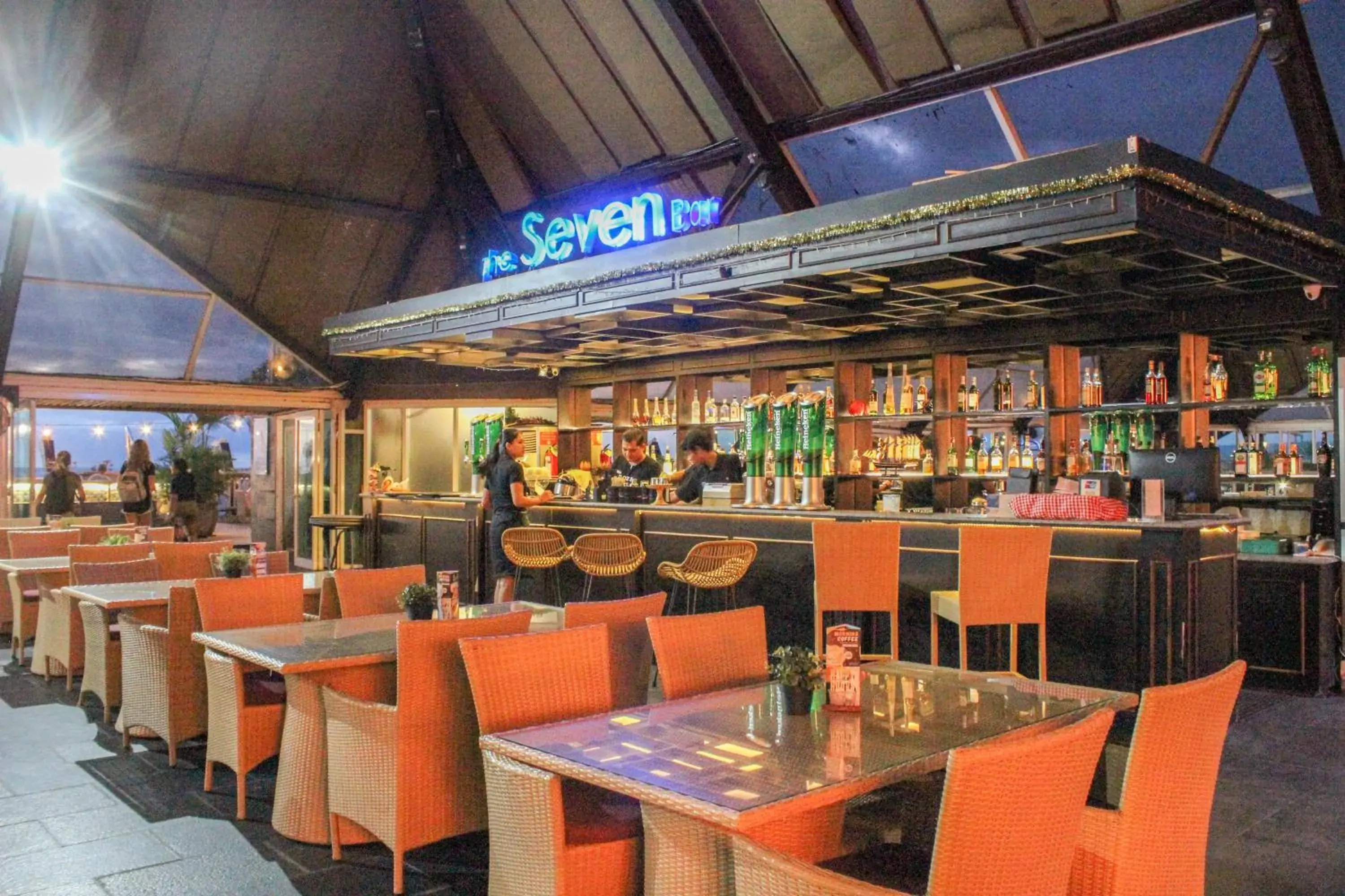 Lounge/Bar in Kutabex Beachfront Hotel