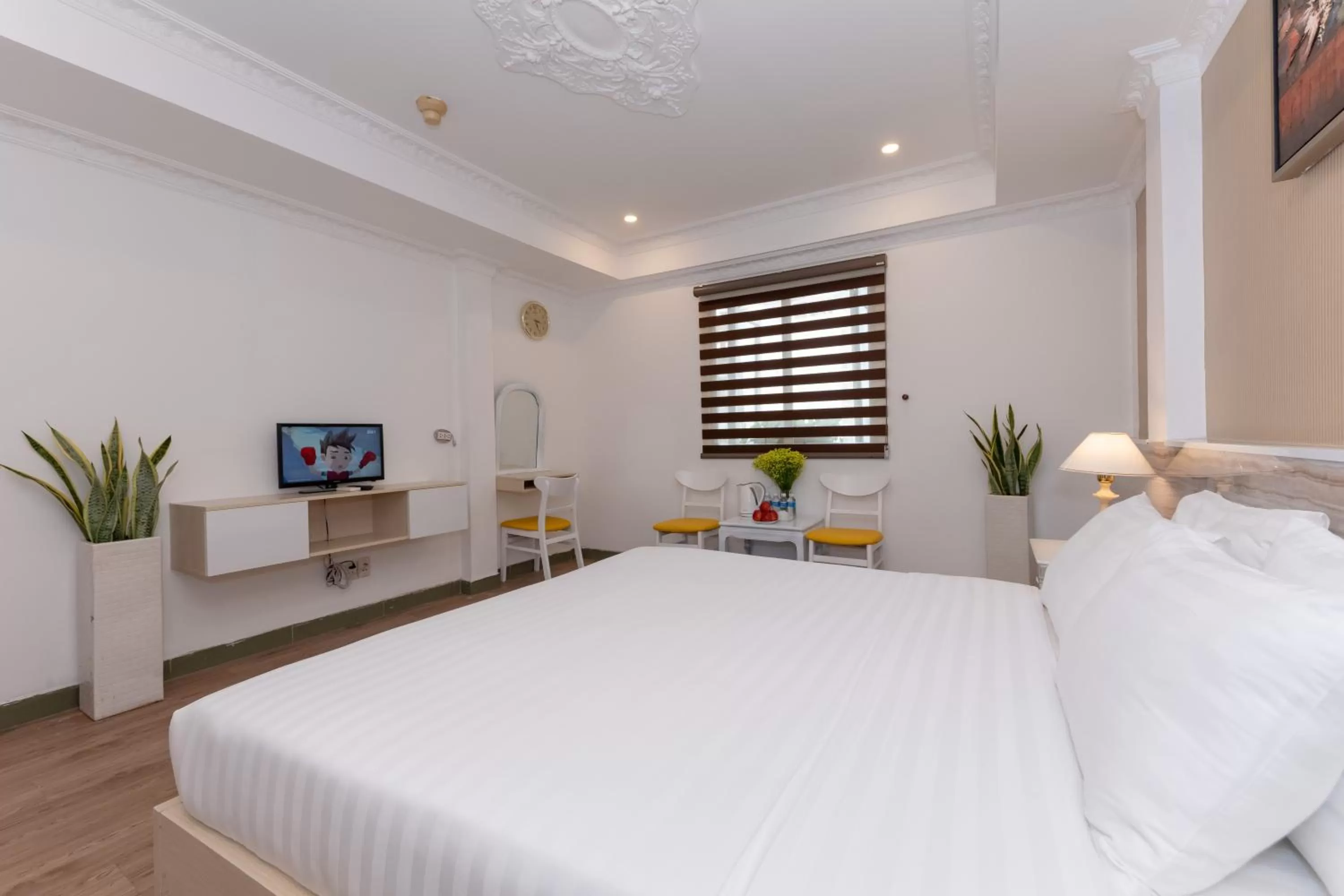 Communal lounge/ TV room, Bed in Ben Thanh Station Hotel