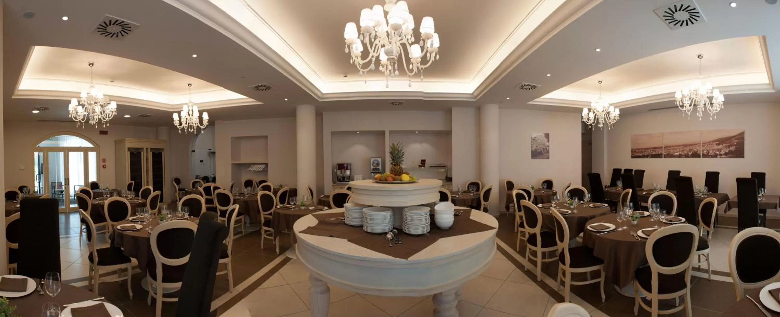 Restaurant/places to eat in Hotel Fini