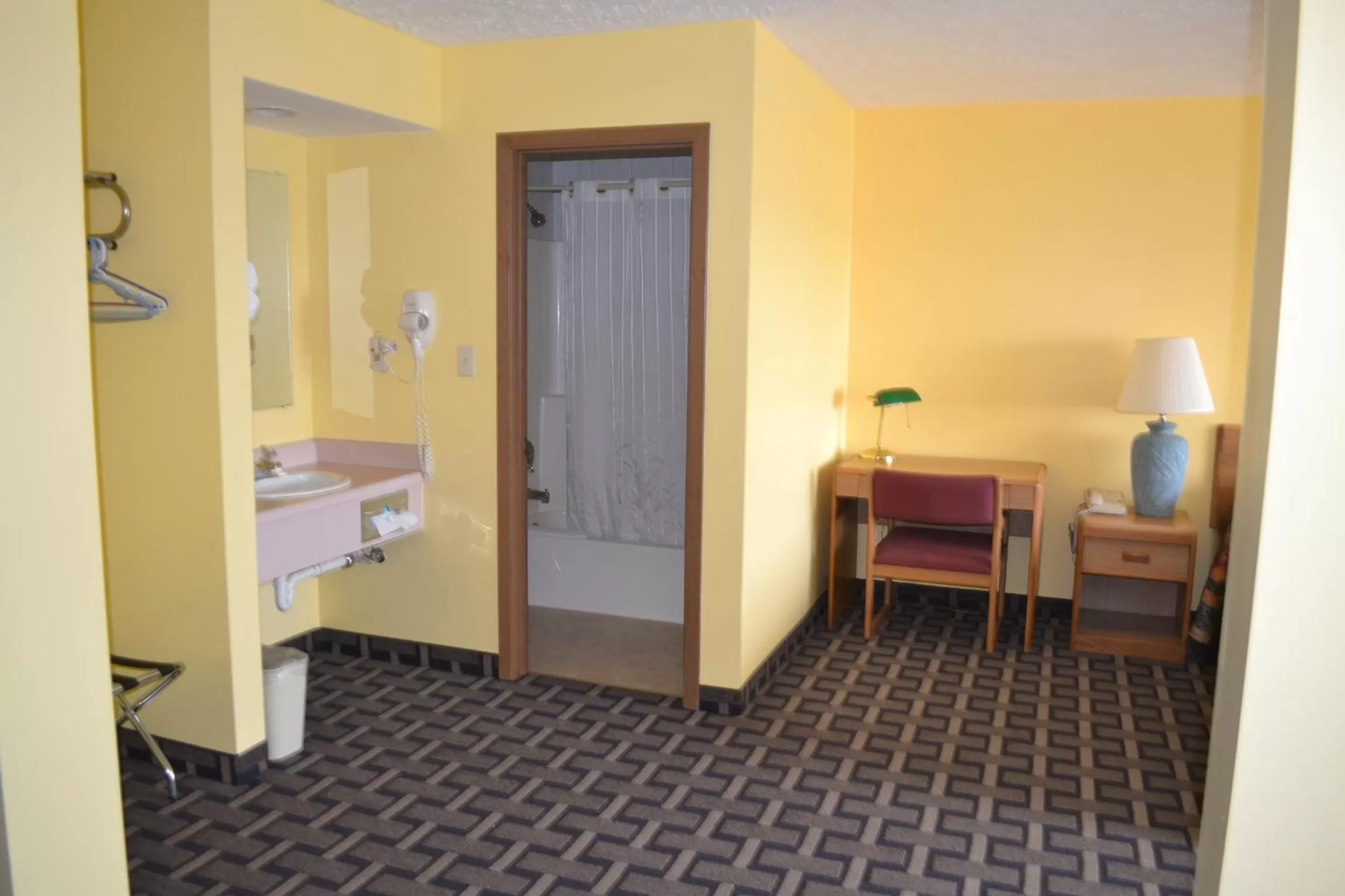 Photo of the whole room, Bed in Sky Lodge Inn & Suites - Delavan