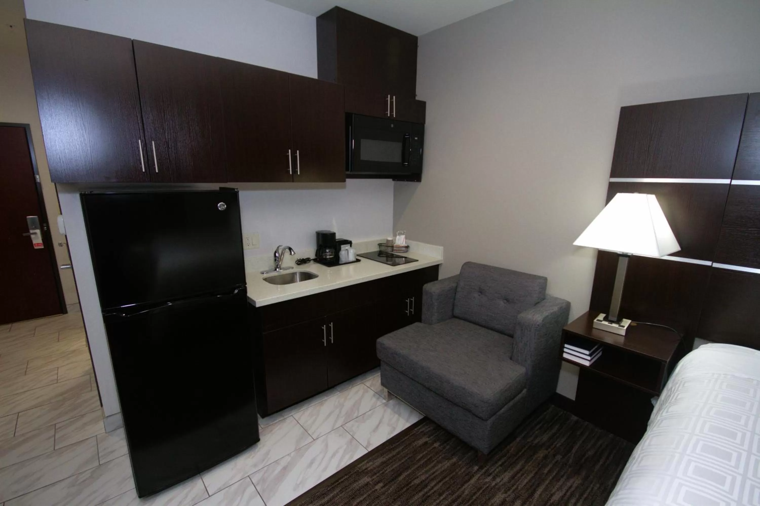 Kitchen or kitchenette in Atrium Hotel and Suites DFW Airport