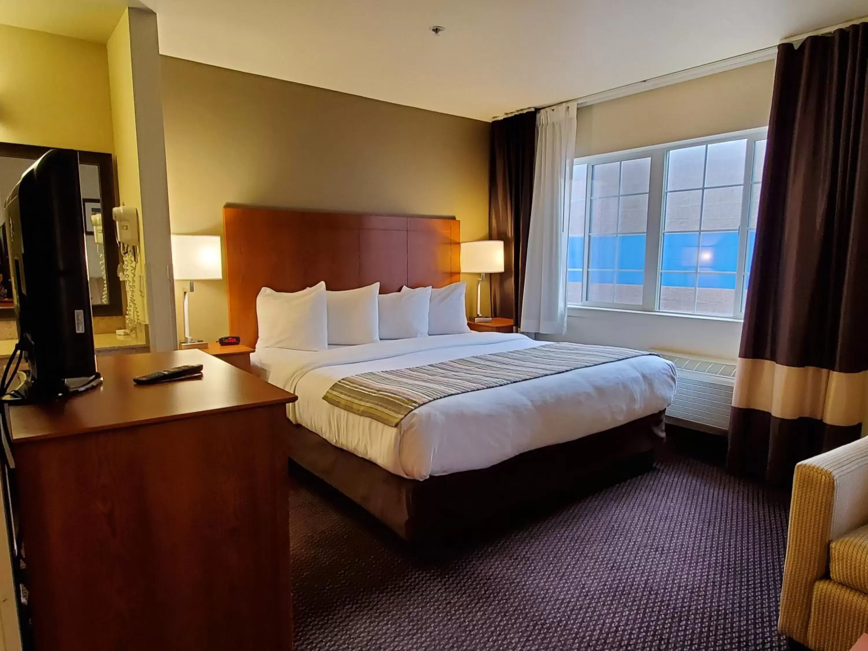 Bed in Country Inn & Suites by Radisson, Bend, OR