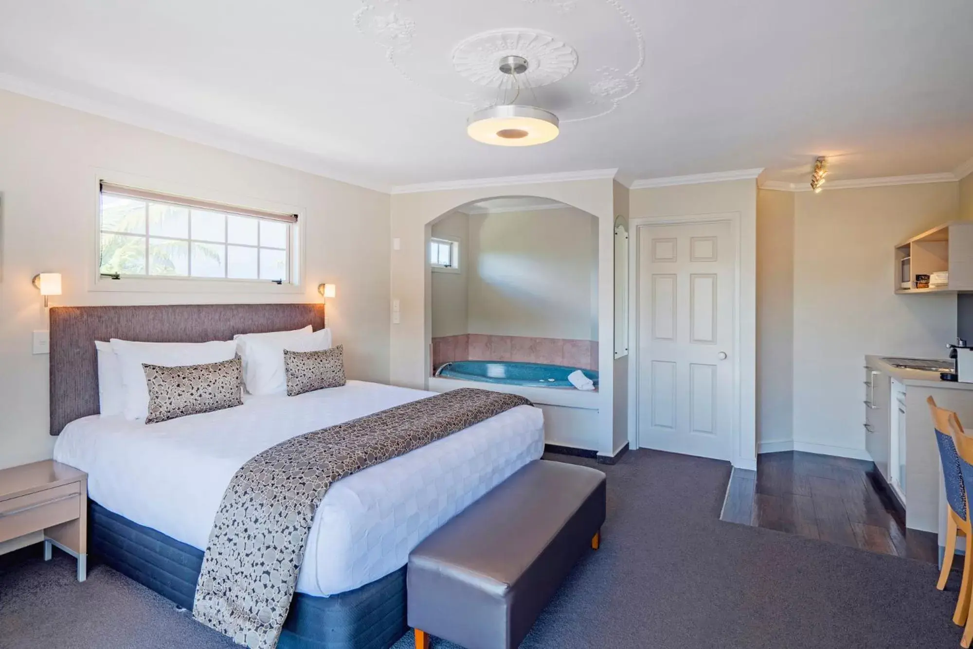 Photo of the whole room, Bed in Silver Fern Rotorua Suites & Spa