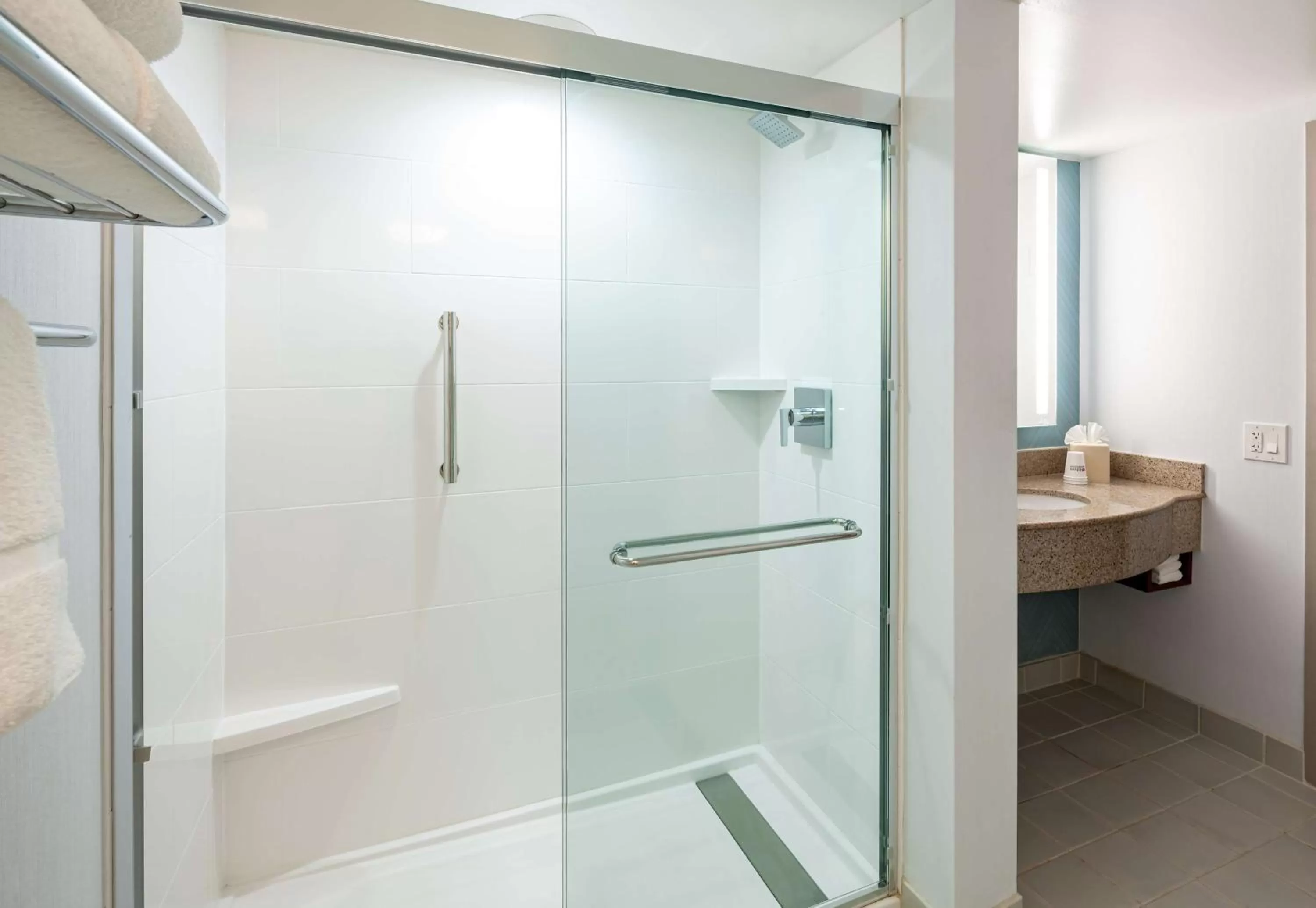 Bathroom in Hilton Garden Inn Chicago O'Hare Airport