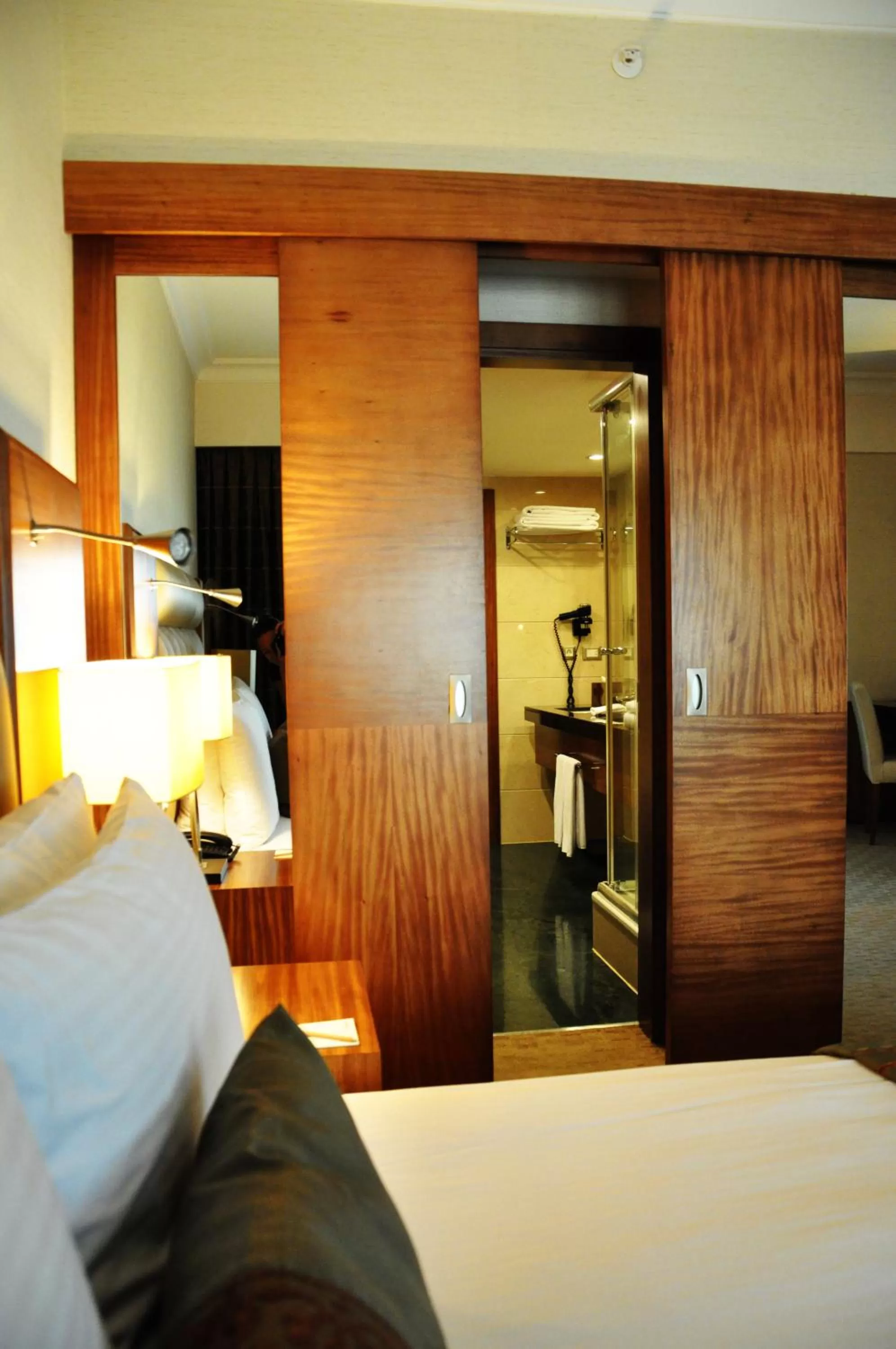 Bathroom, Bed in Mövenpick Hotel Izmir