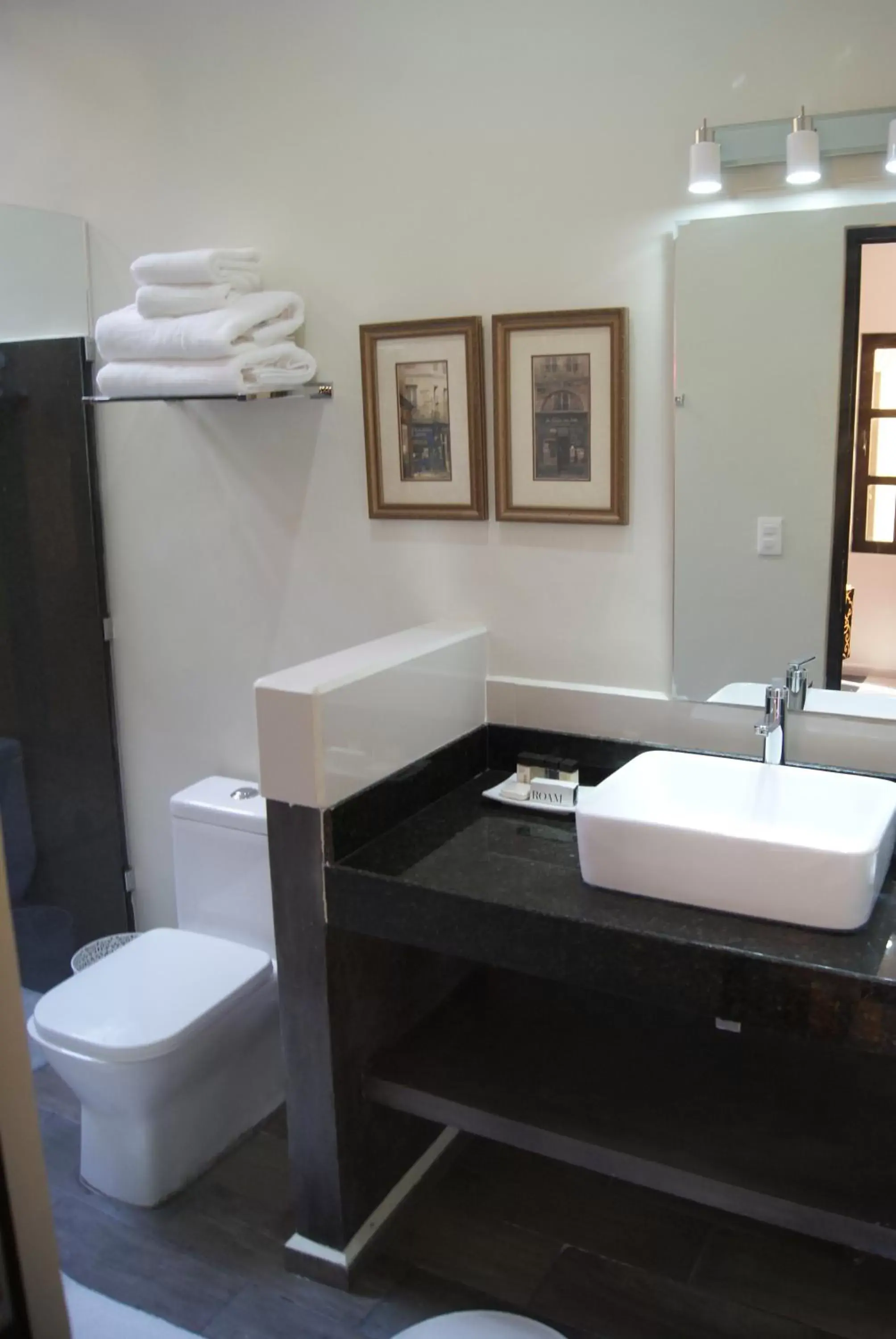 Photo of the whole room, Bathroom in Ochenta Y Dos Bed & Breakfast & Spa