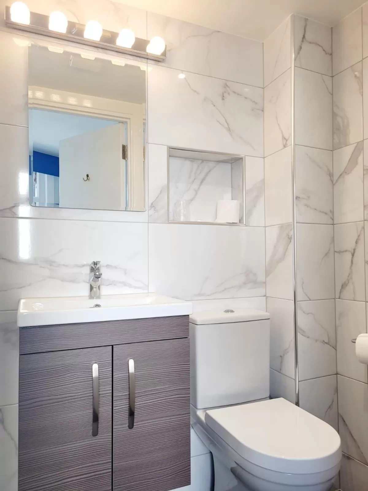 Bathroom in Mentone Hotel