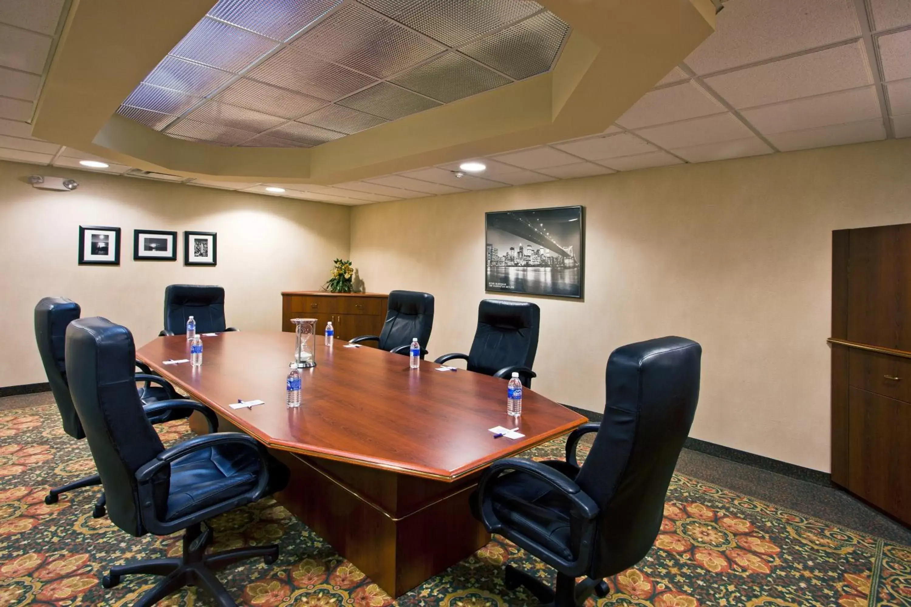 Meeting/conference room in Holiday Inn Express Hotel & Suites Waterford, an IHG Hotel