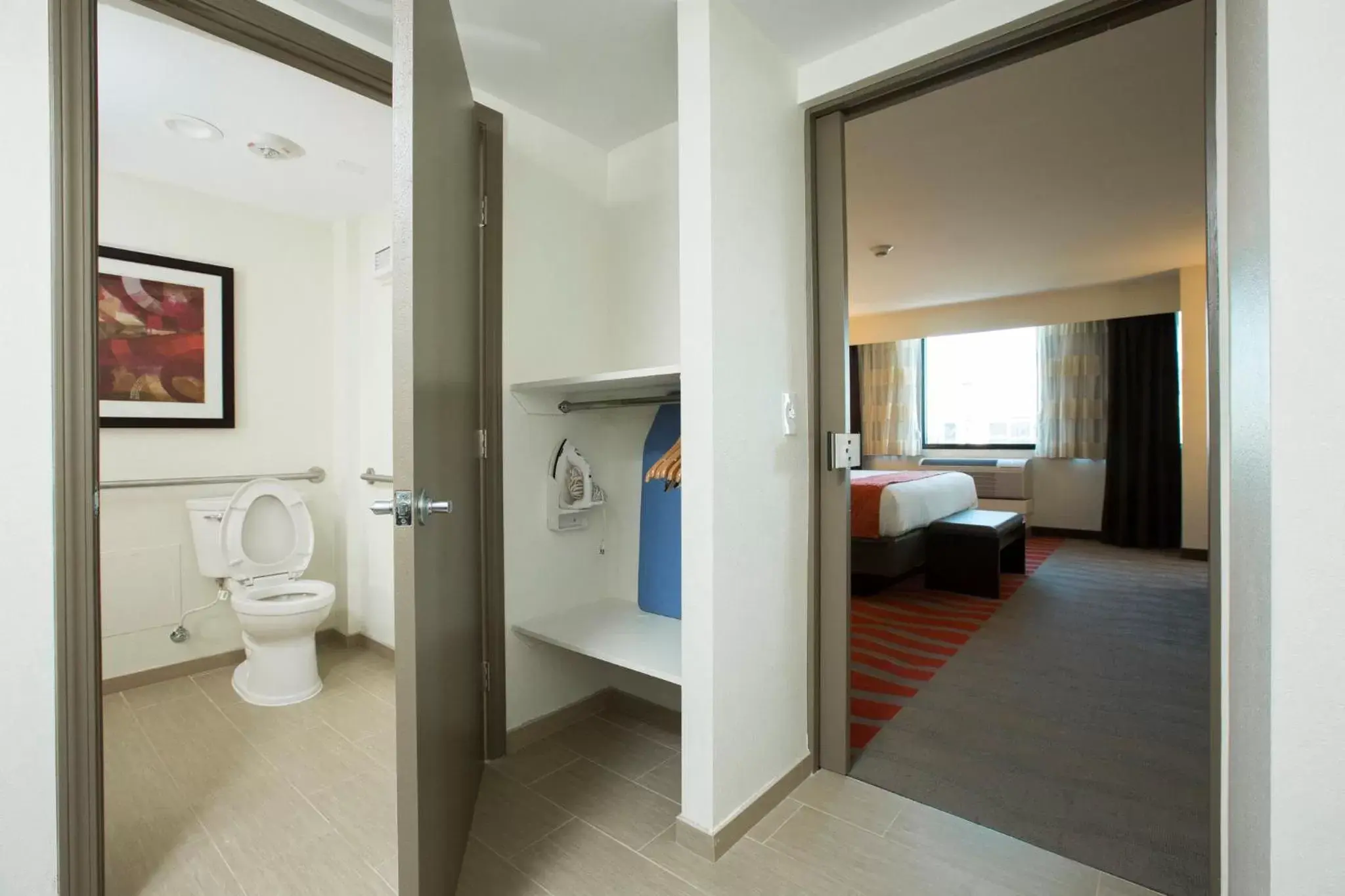 Photo of the whole room, Bathroom in Holiday Inn Houston S - NRG Area - Med Ctr, an IHG Hotel