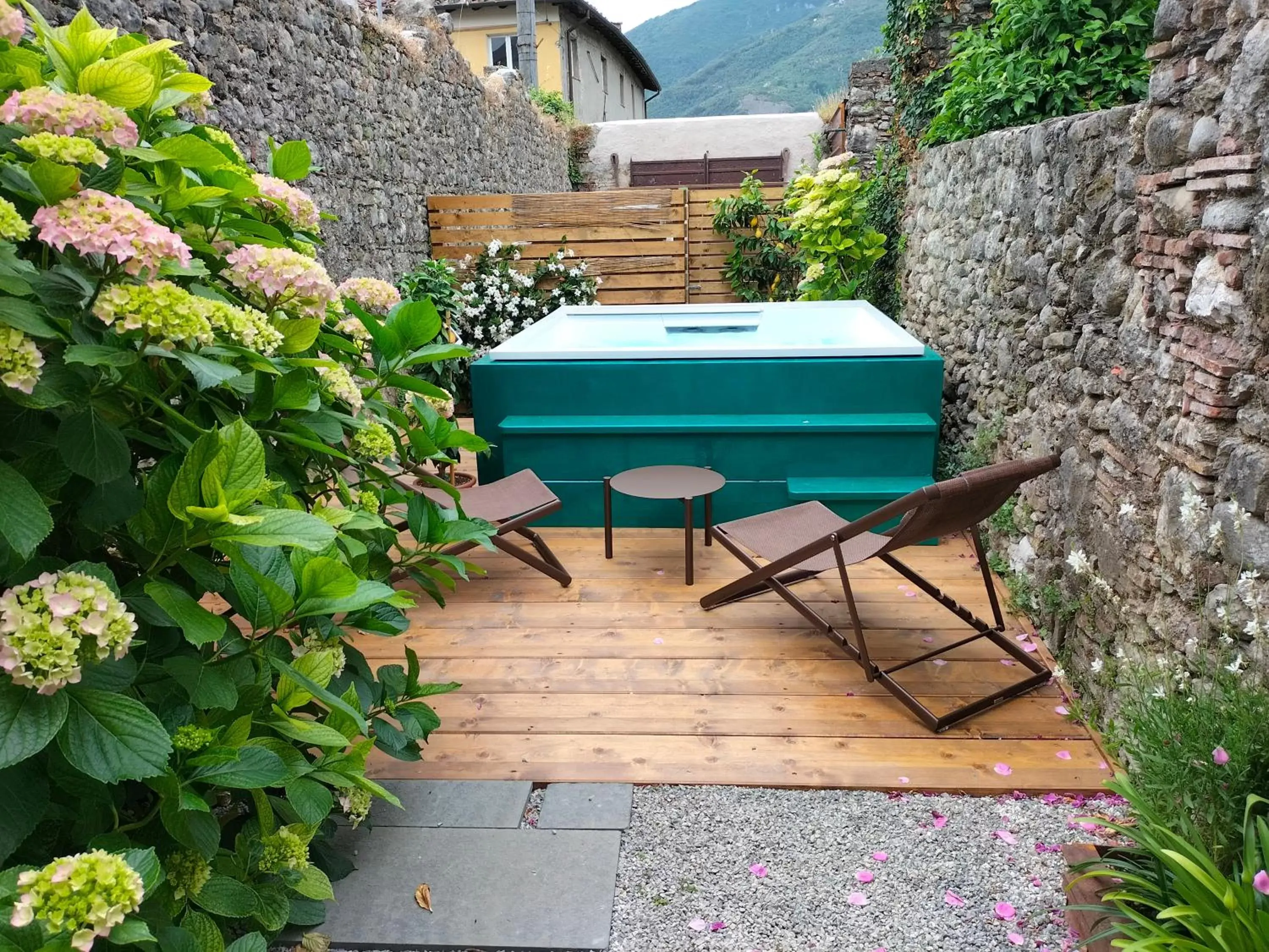 Hot Tub in Badia Giulia Prestigious Historical B&B