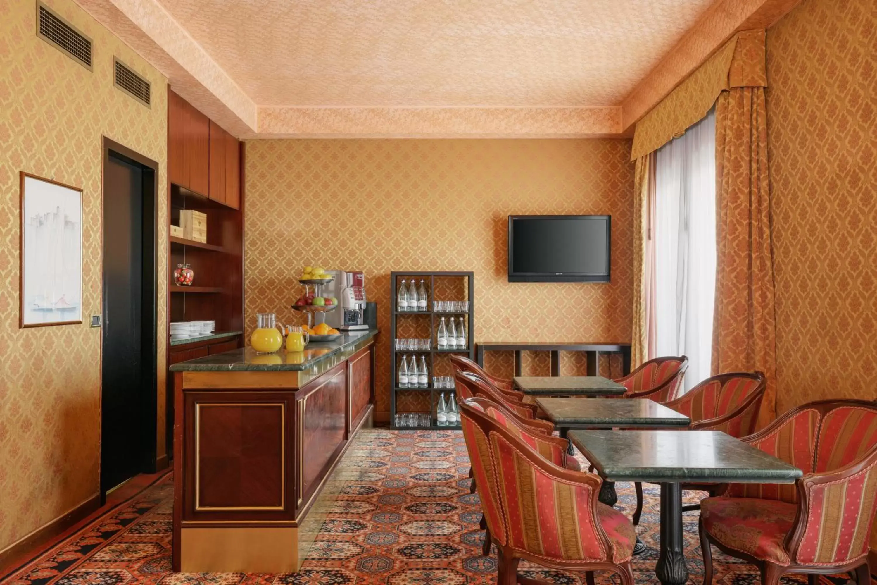 Lounge or bar, Kitchen/Kitchenette in Milan Marriott Hotel