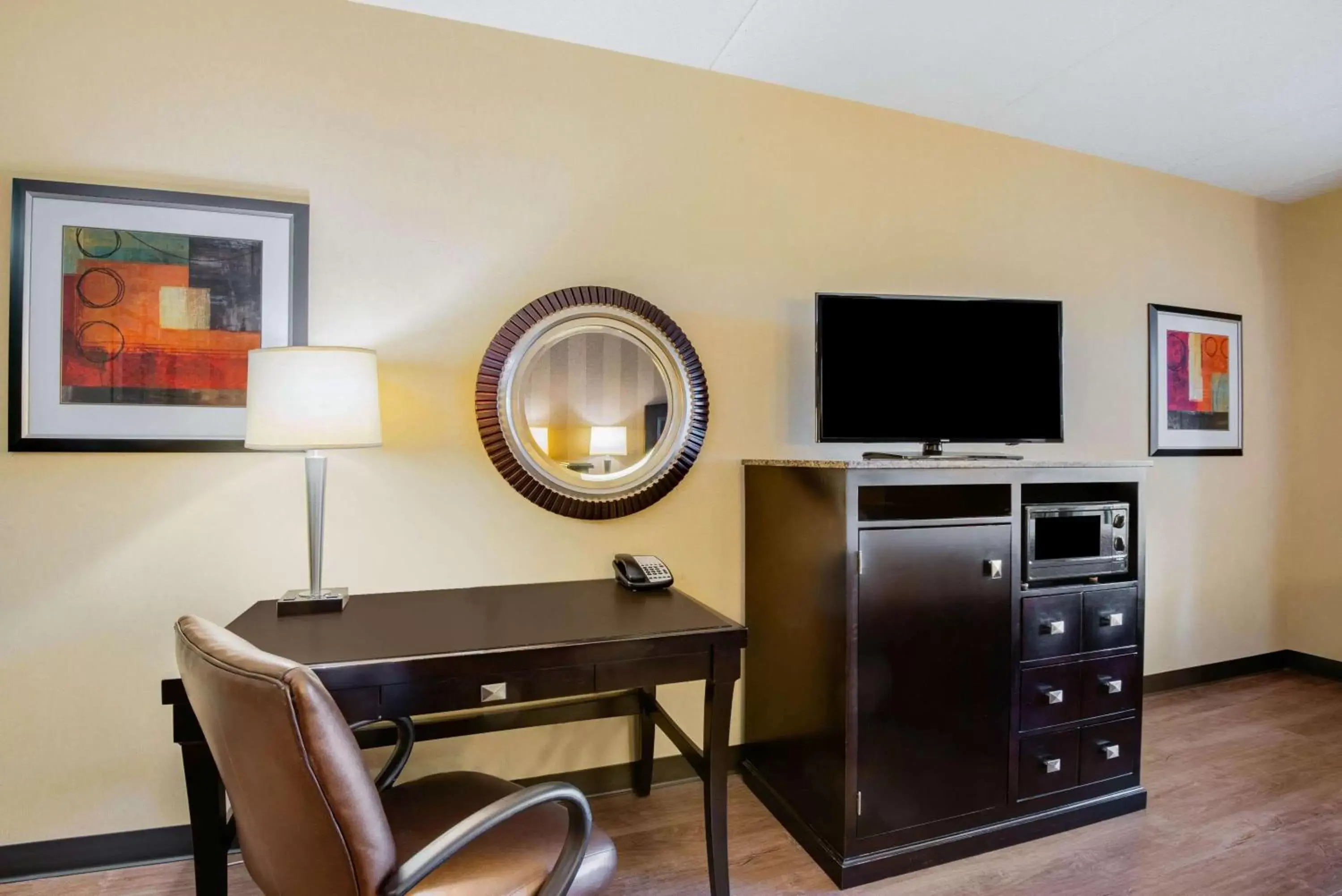 Photo of the whole room, TV/Entertainment Center in La Quinta Inn & Suites Bel Air