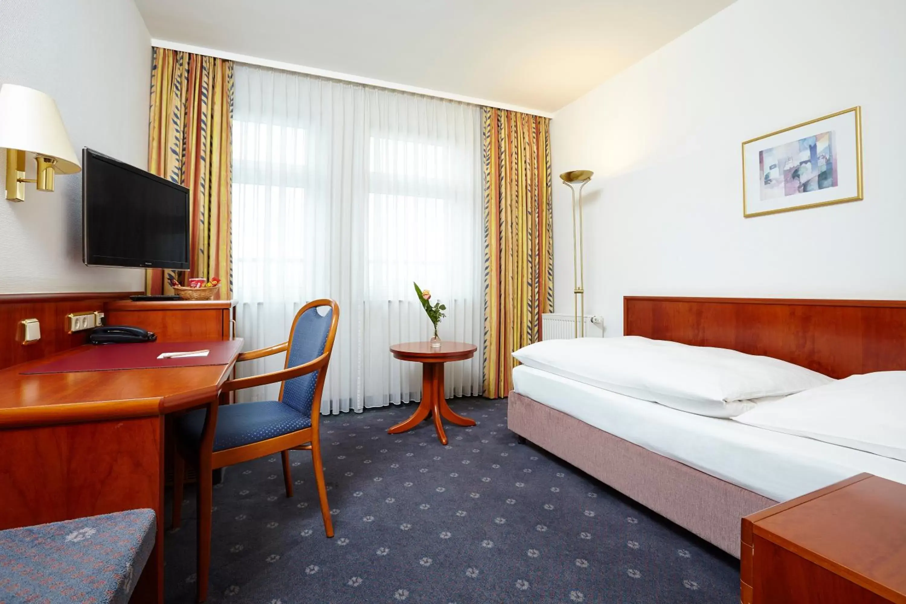 Photo of the whole room, Bed in Trans World Hotel Columbus