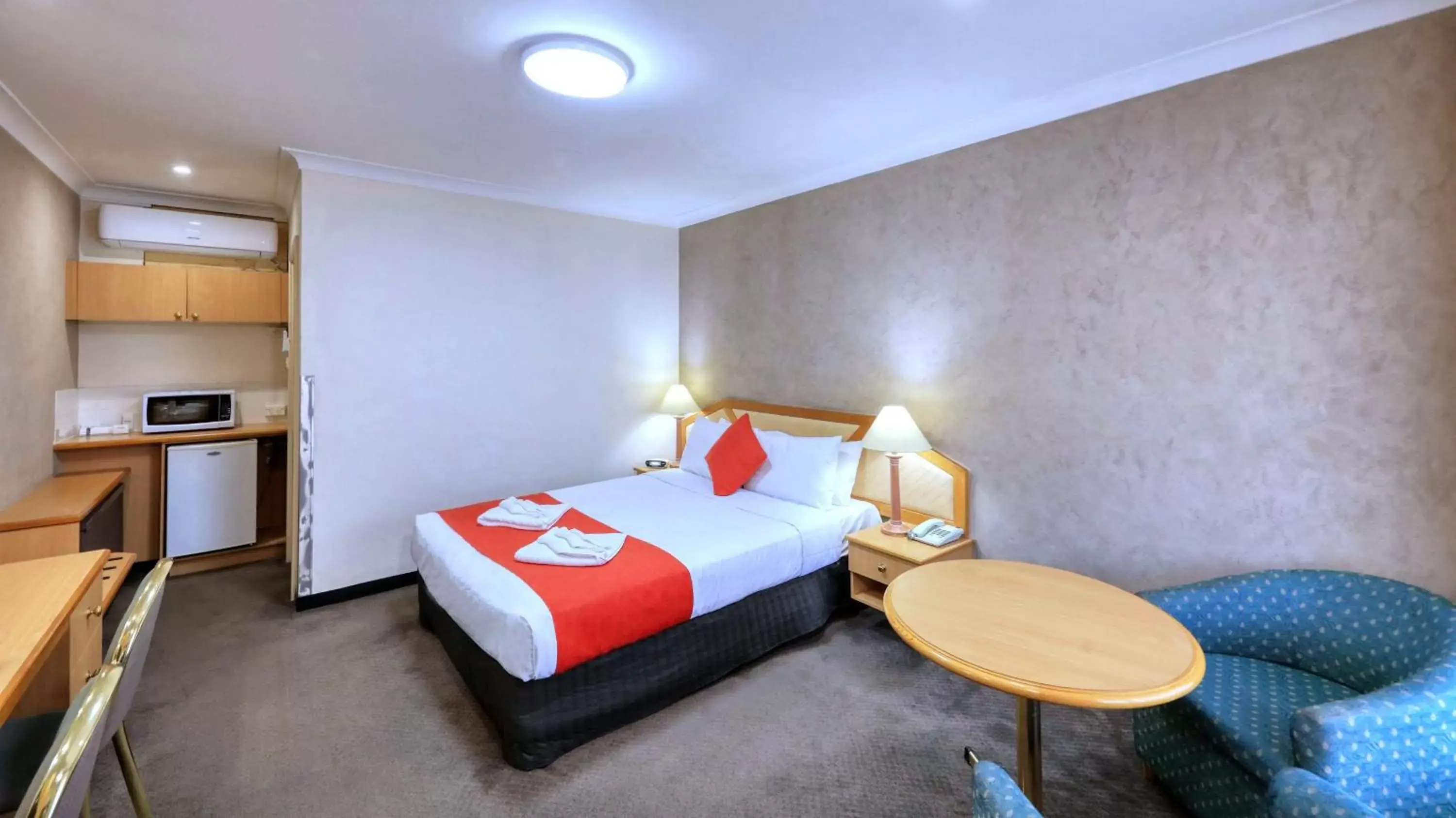 Photo of the whole room, Bed in Goulburn Central Motel