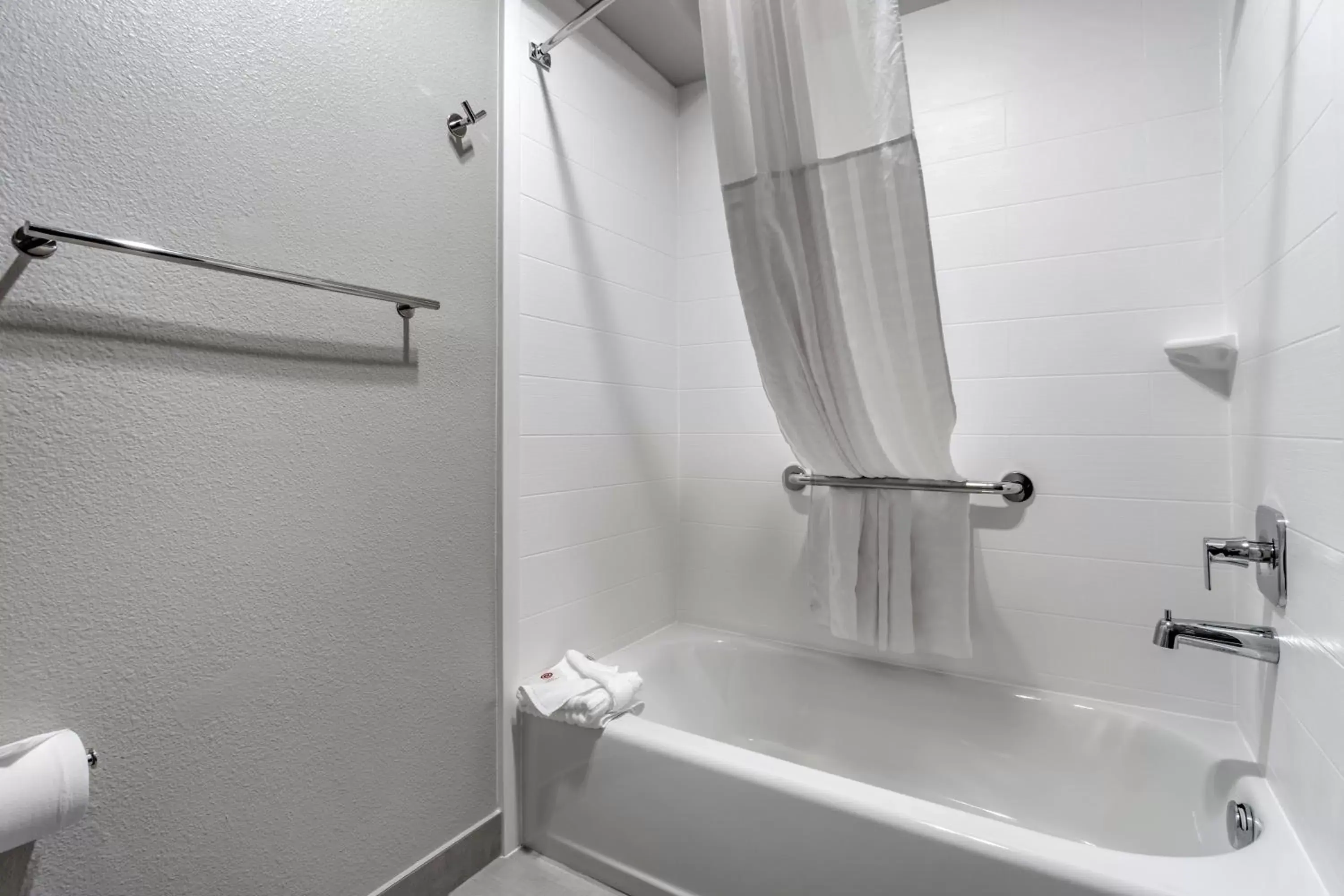 Bathroom in Comfort Inn & Suites Pacific – Auburn