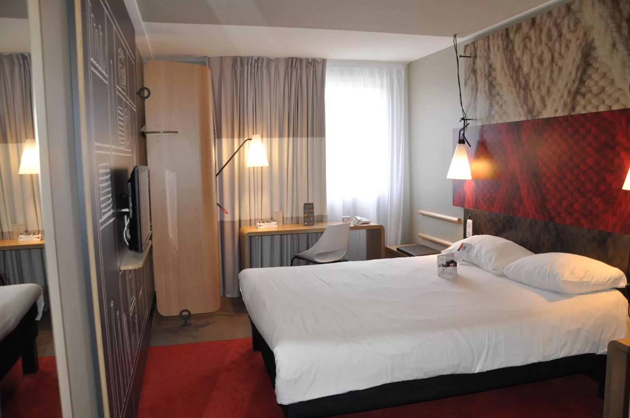 Bedroom, Bed in ibis Troyes Centre