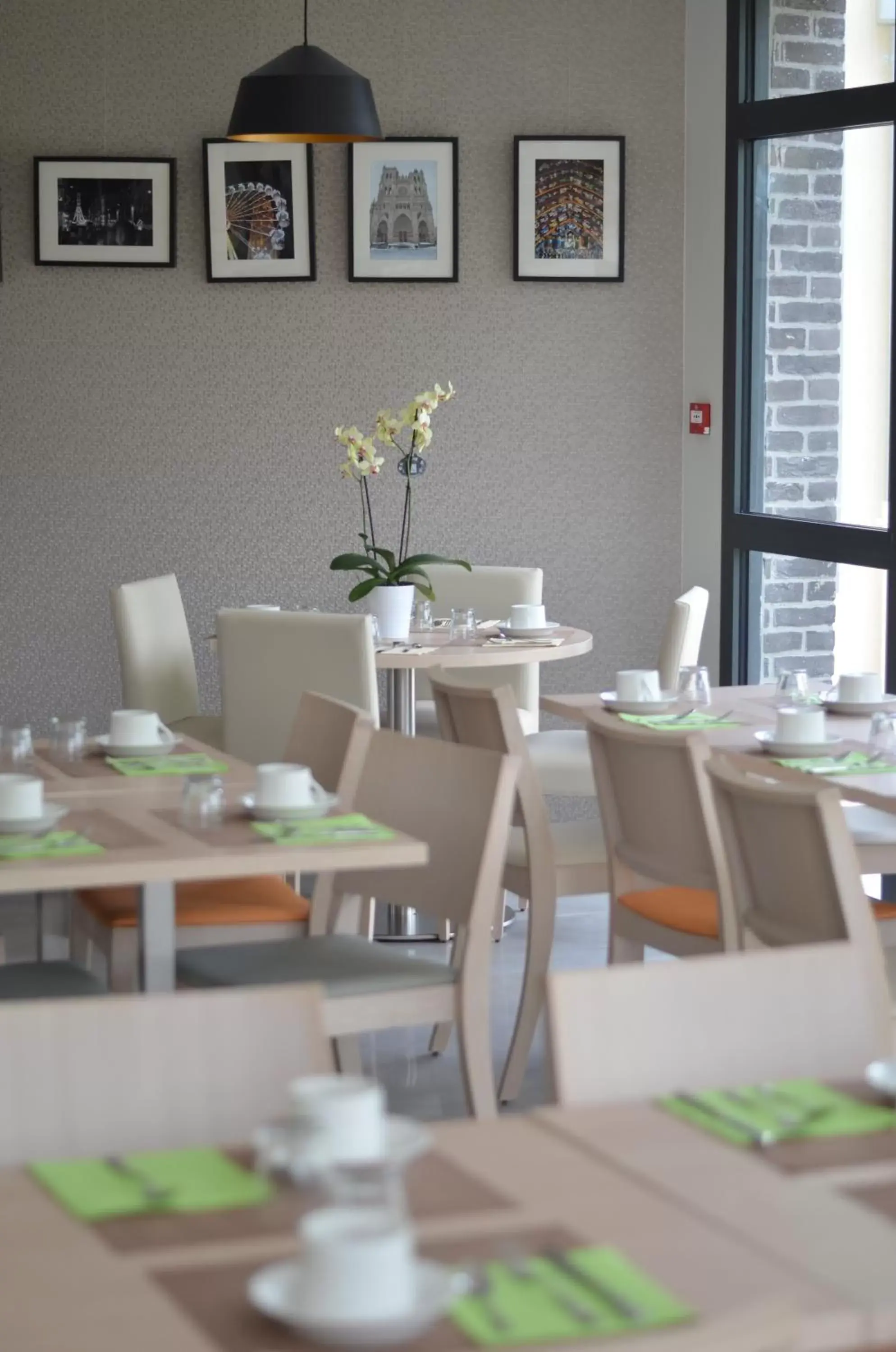 Restaurant/Places to Eat in Logis hôtel - La Chambre D'Amiens