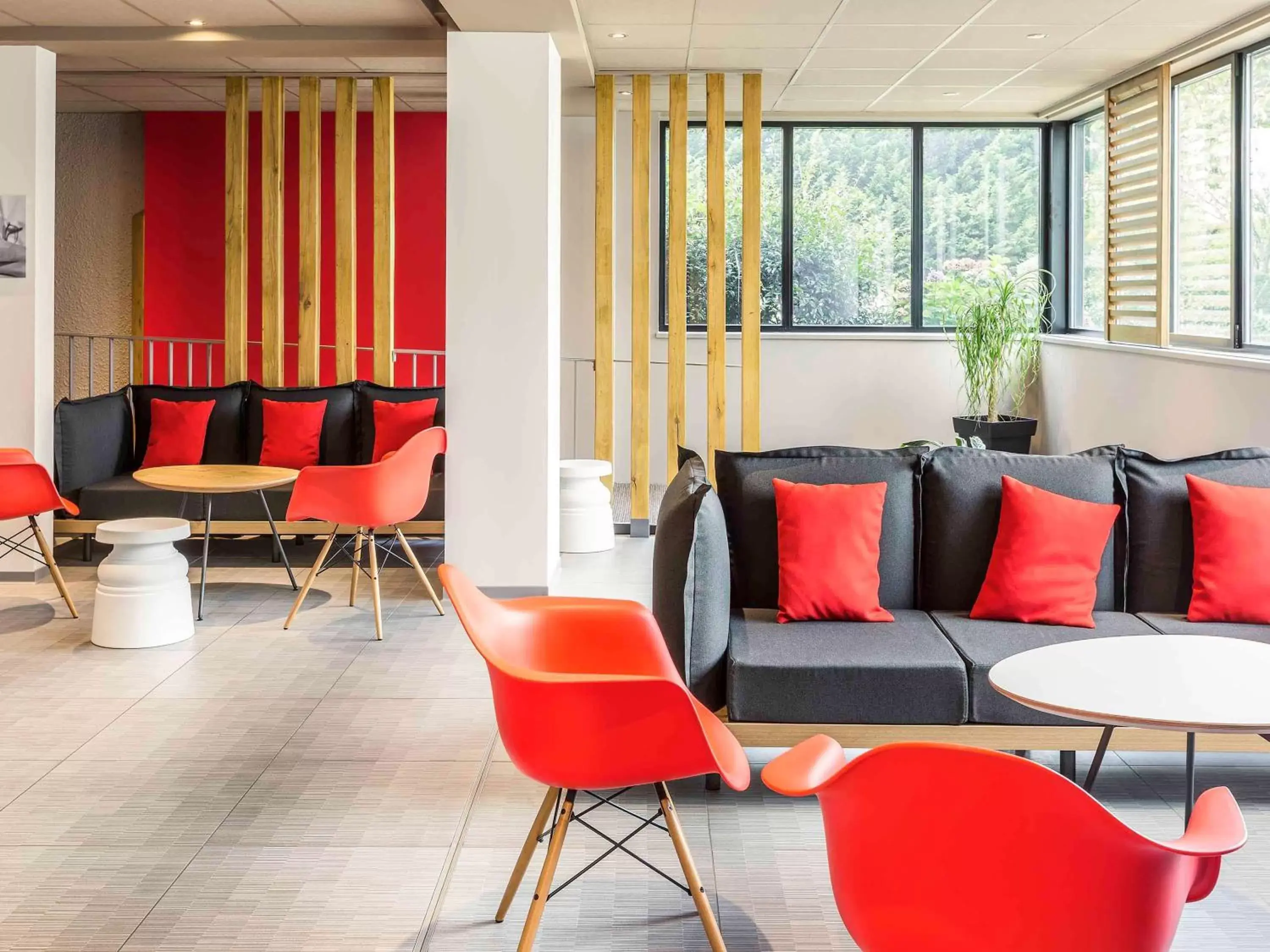 Property building, Seating Area in ibis Rennes Cesson