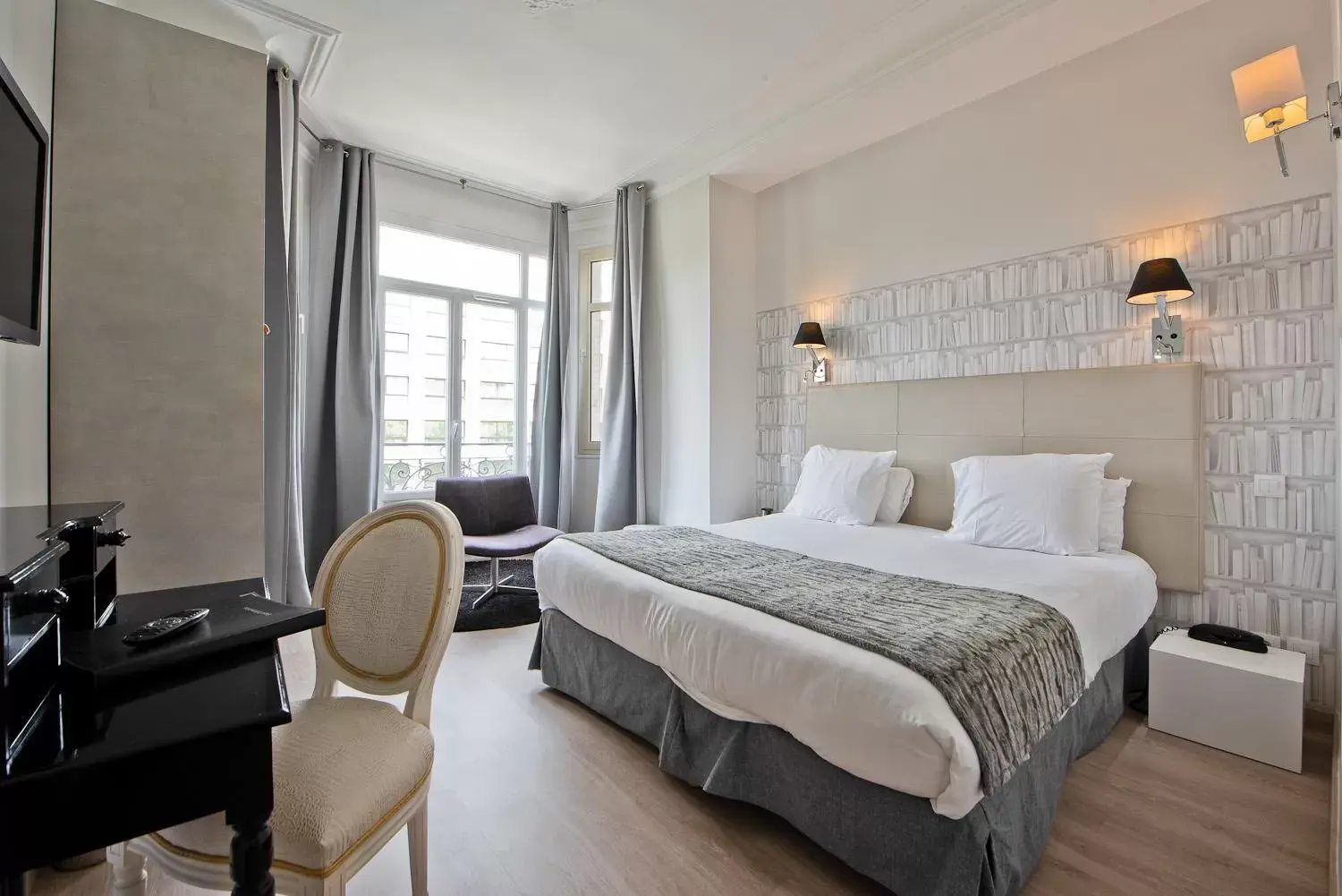 Photo of the whole room, Bed in Hotel La Villa Nice Victor Hugo