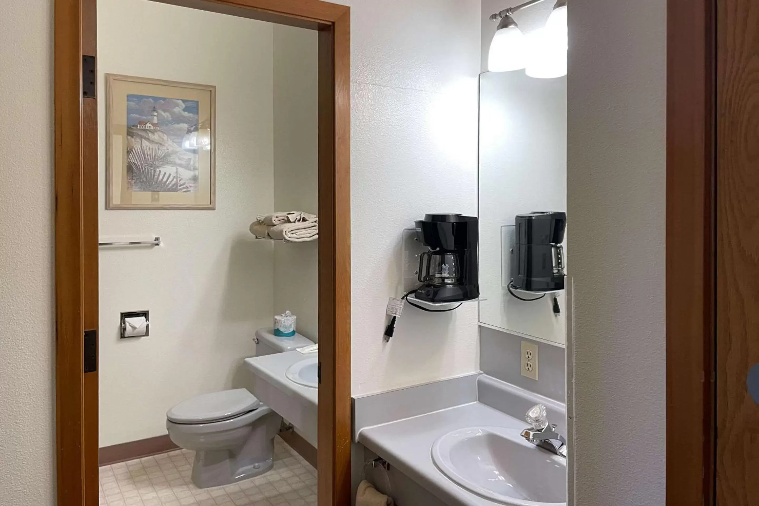 Bedroom, Bathroom in Edgewater Inn and Suites