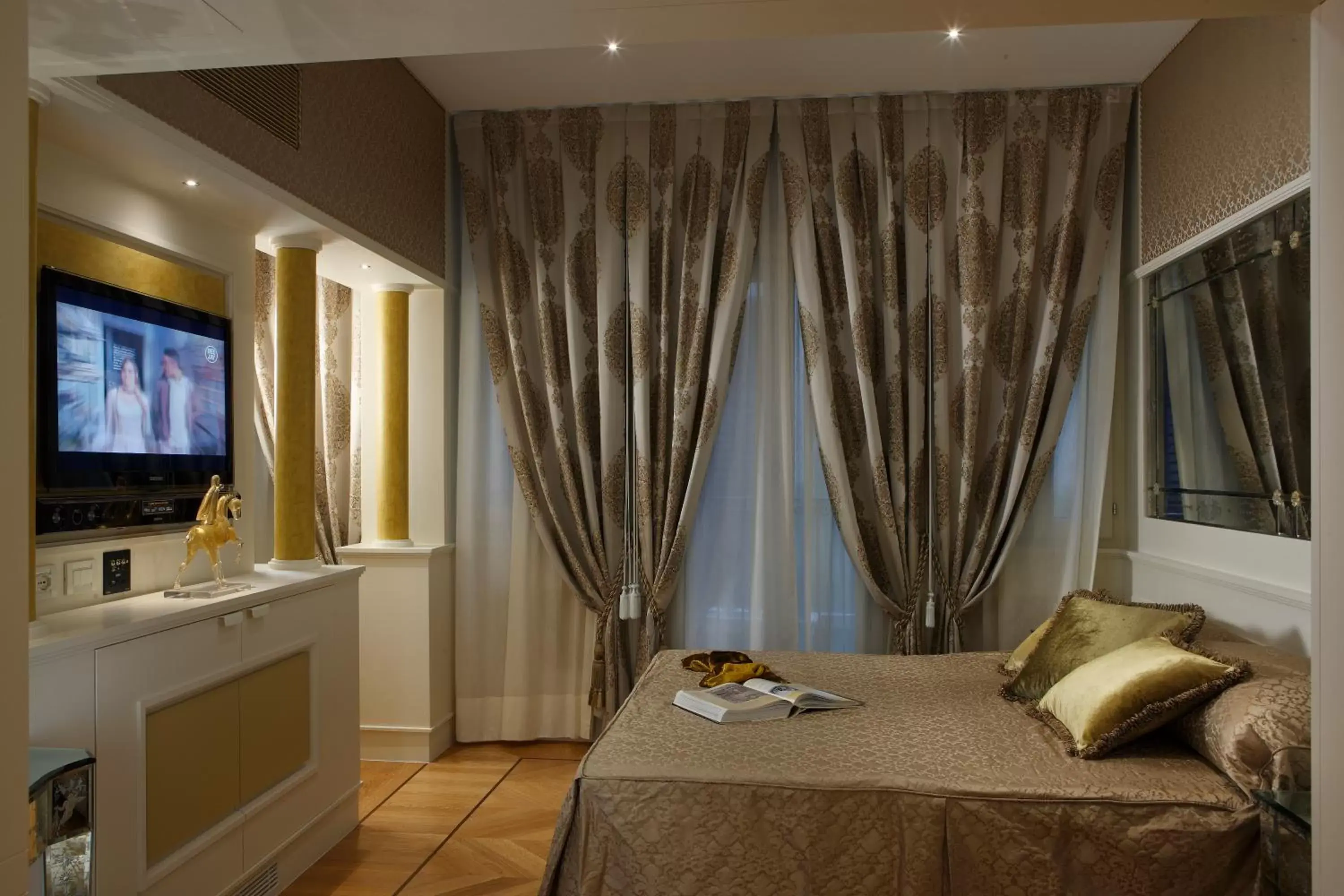 Photo of the whole room, Bed in Canaletto Luxury Suites - San Marco Luxury