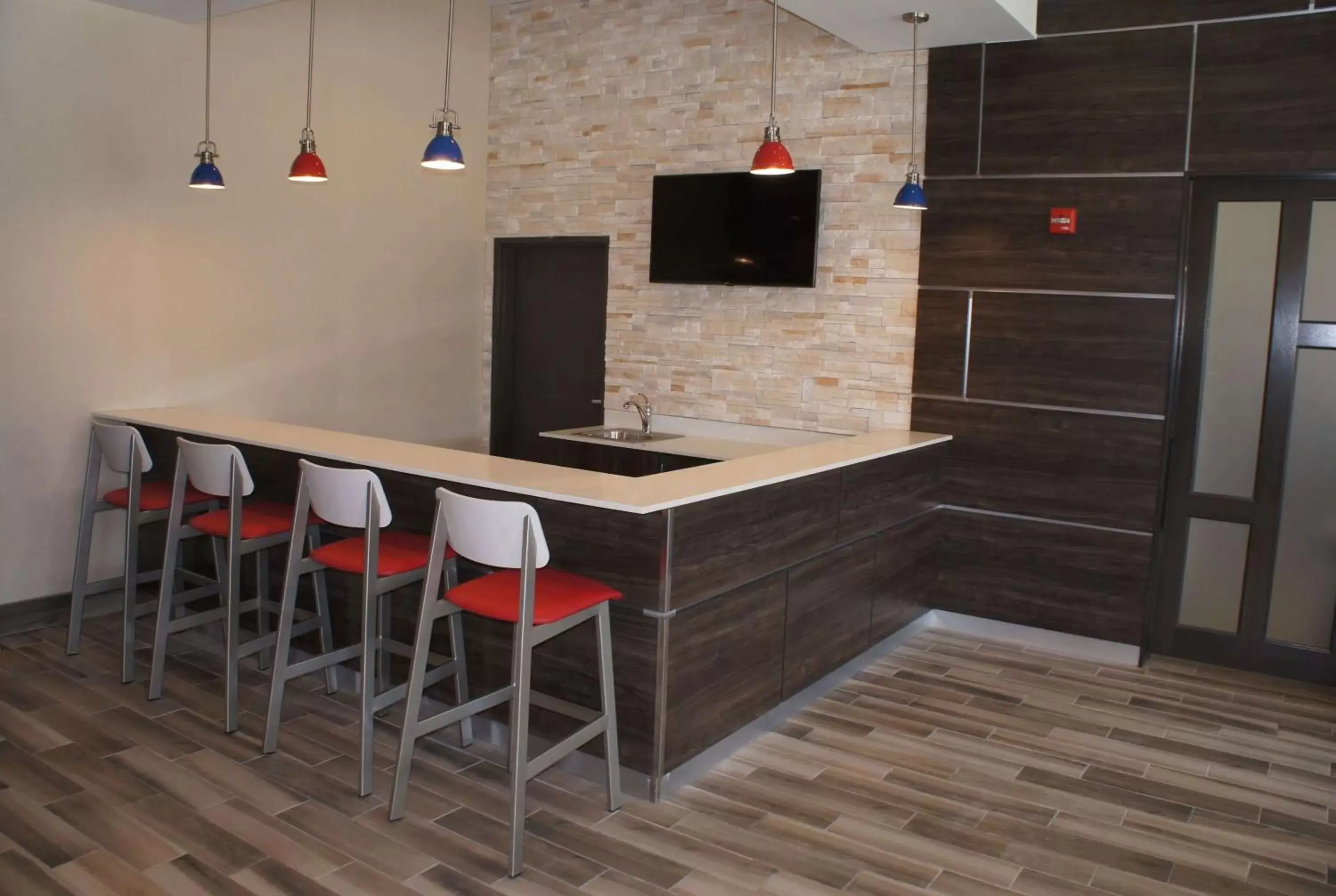 Lounge or bar, Kitchen/Kitchenette in La Quinta Inn and Suites by Wyndham Bloomington