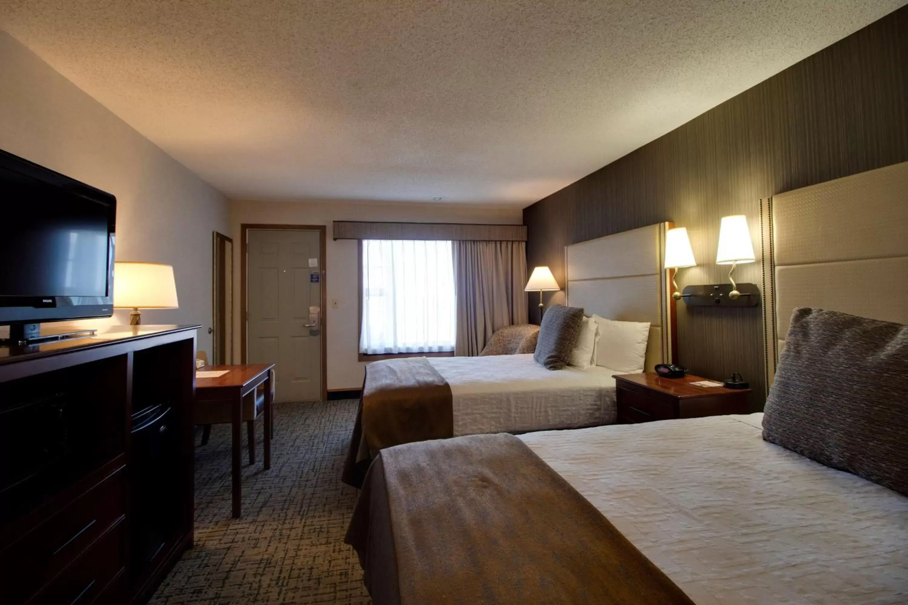 Bedroom, TV/Entertainment Center in Best Western Harbour Pointe Lakefront