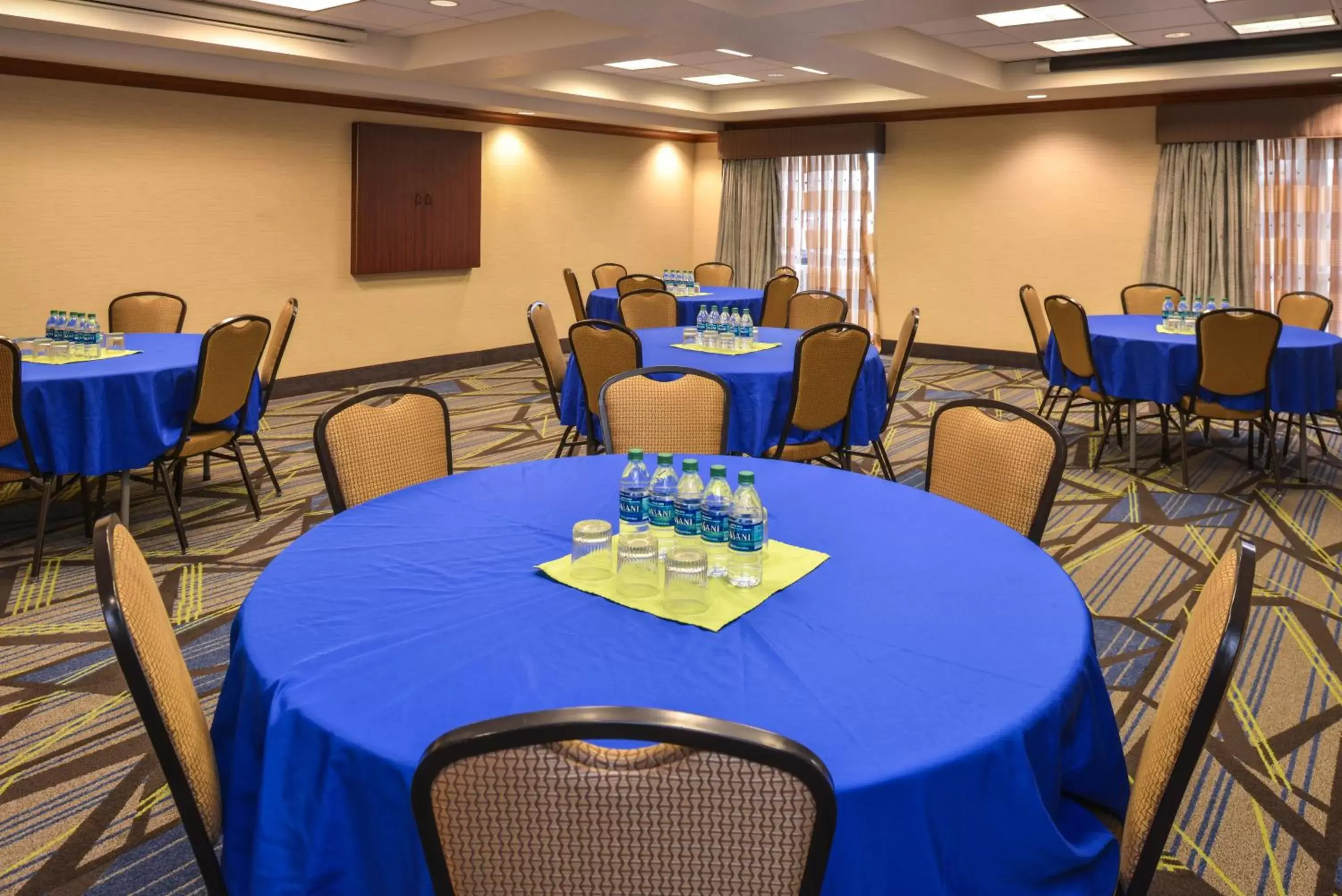 Meeting/conference room, Restaurant/Places to Eat in Holiday Inn Express & Suites Nampa - Idaho Center, an IHG Hotel