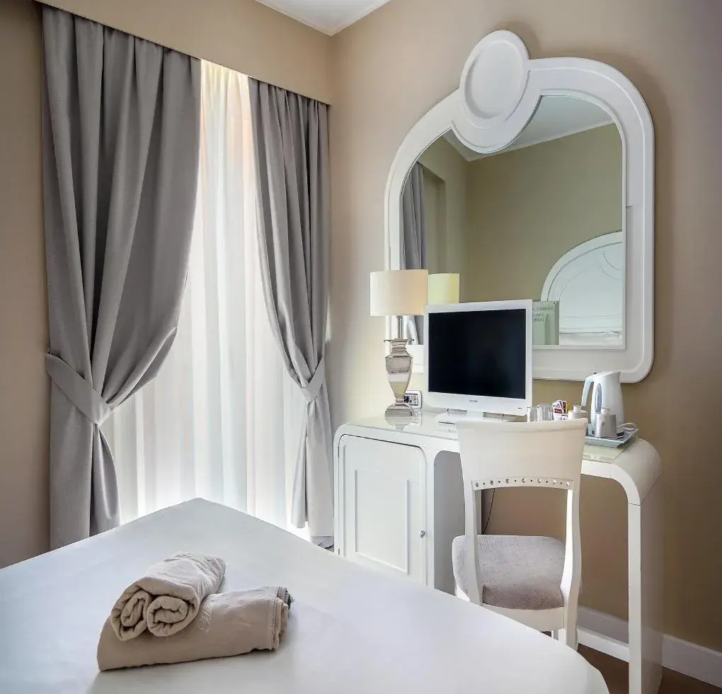 Bedroom, TV/Entertainment Center in Hotel Capri