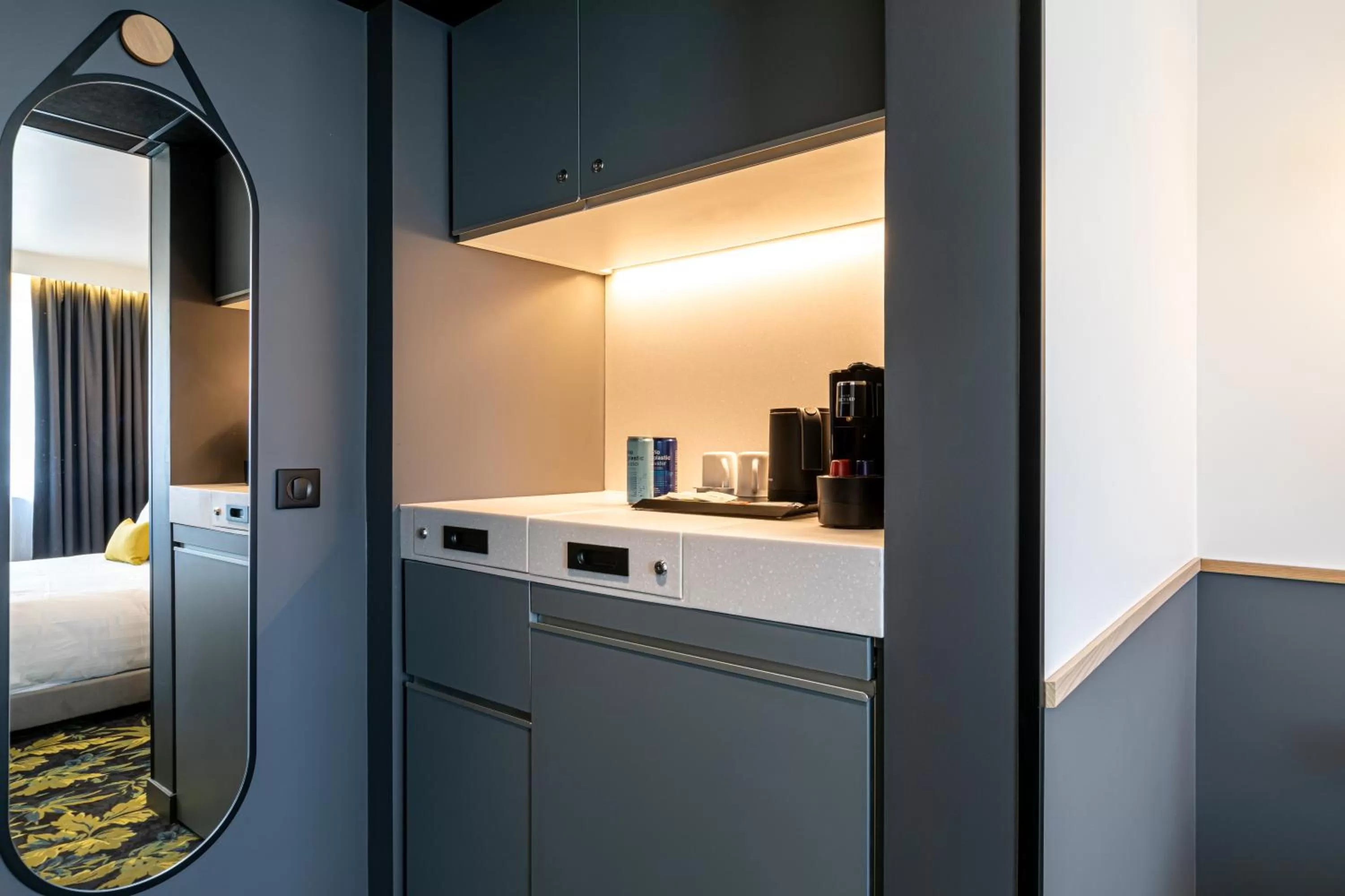 Coffee/tea facilities, Bed in Best Western M-Treize Paris Asnieres