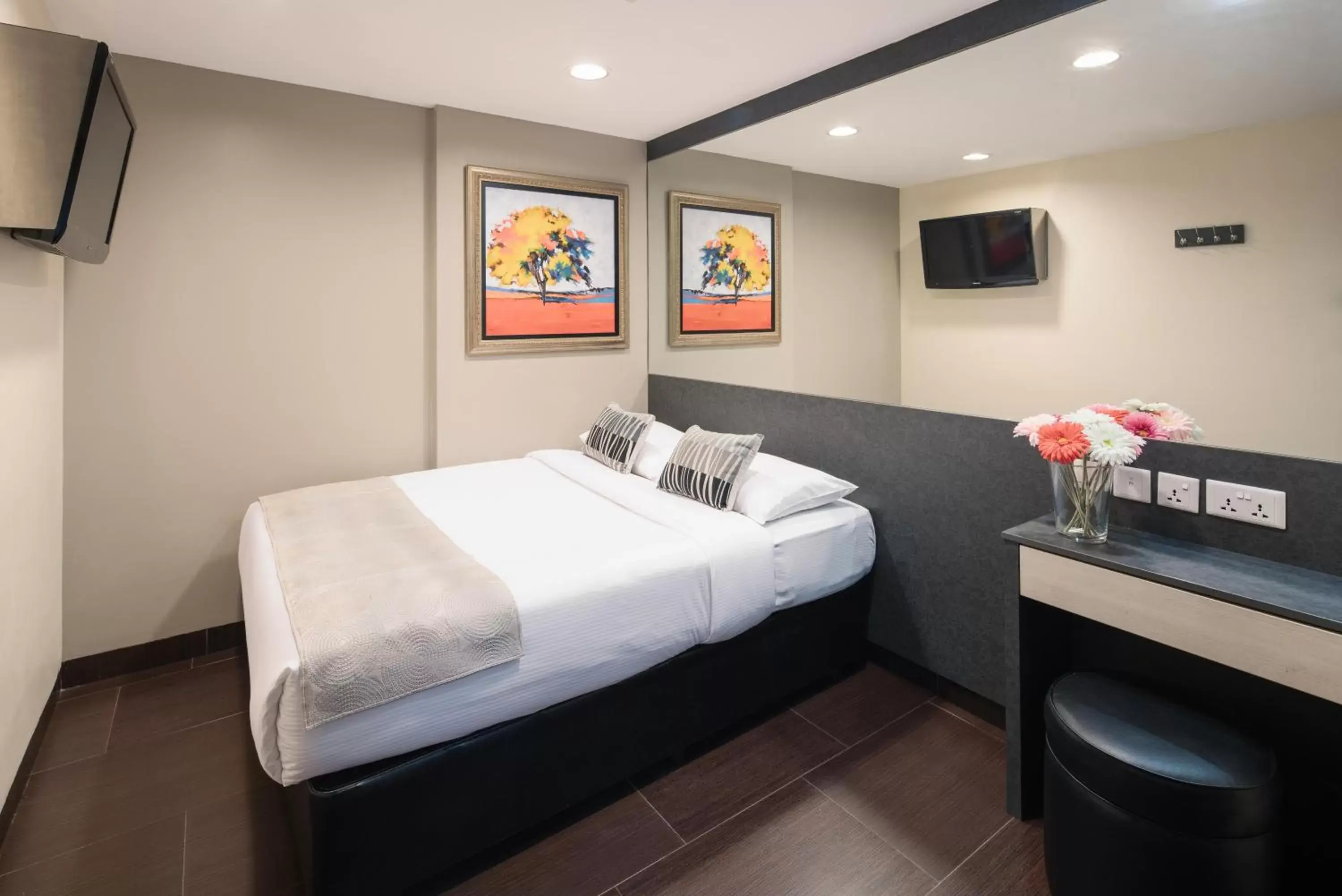 Standard Queen Room ( No Windows ) in Value Hotel Nice Standard Queen Room ( No Windows ) in Value Hotel Nice