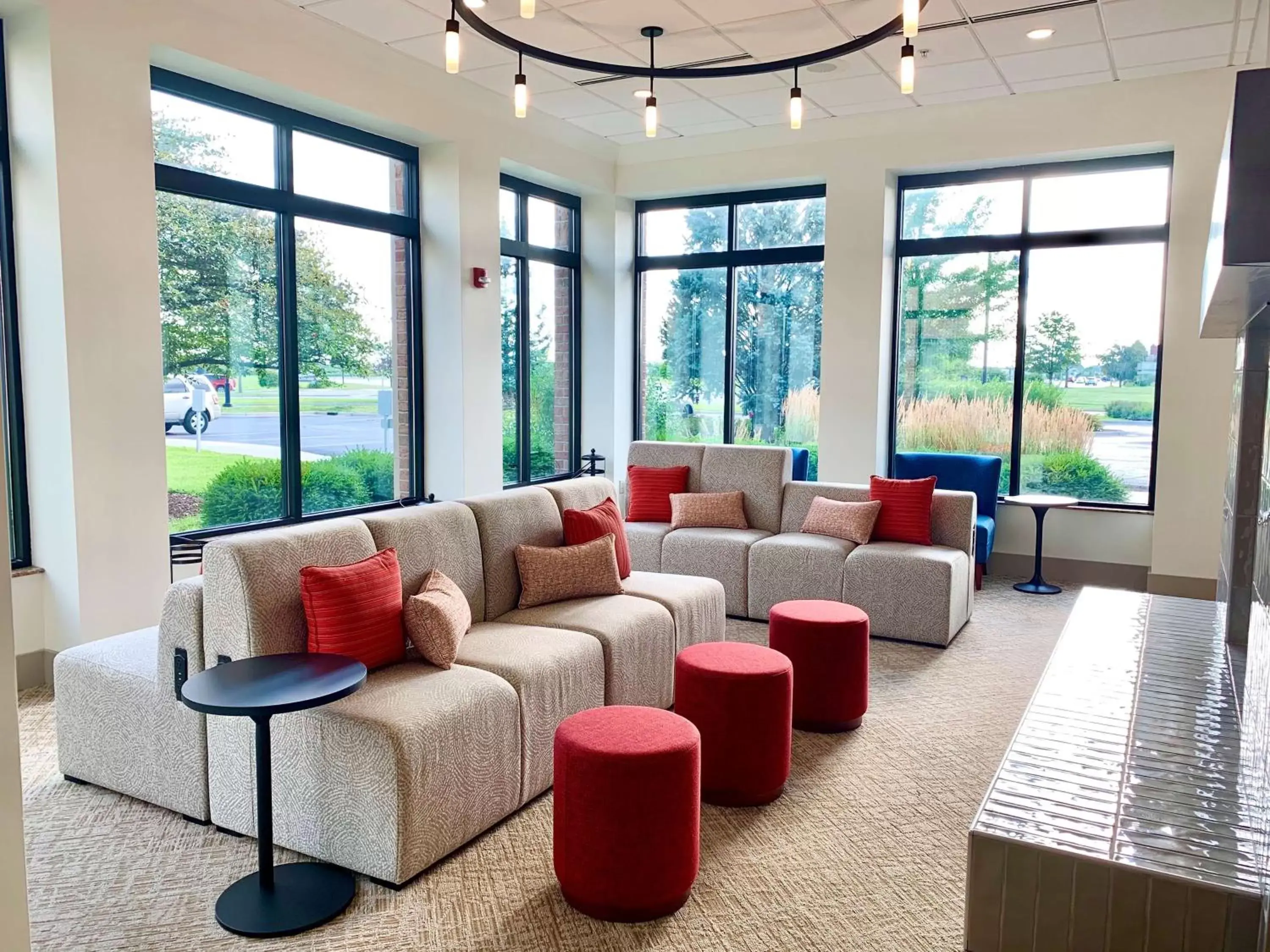 Lobby or reception, Lounge/Bar in Hilton Garden Inn Oconomowoc