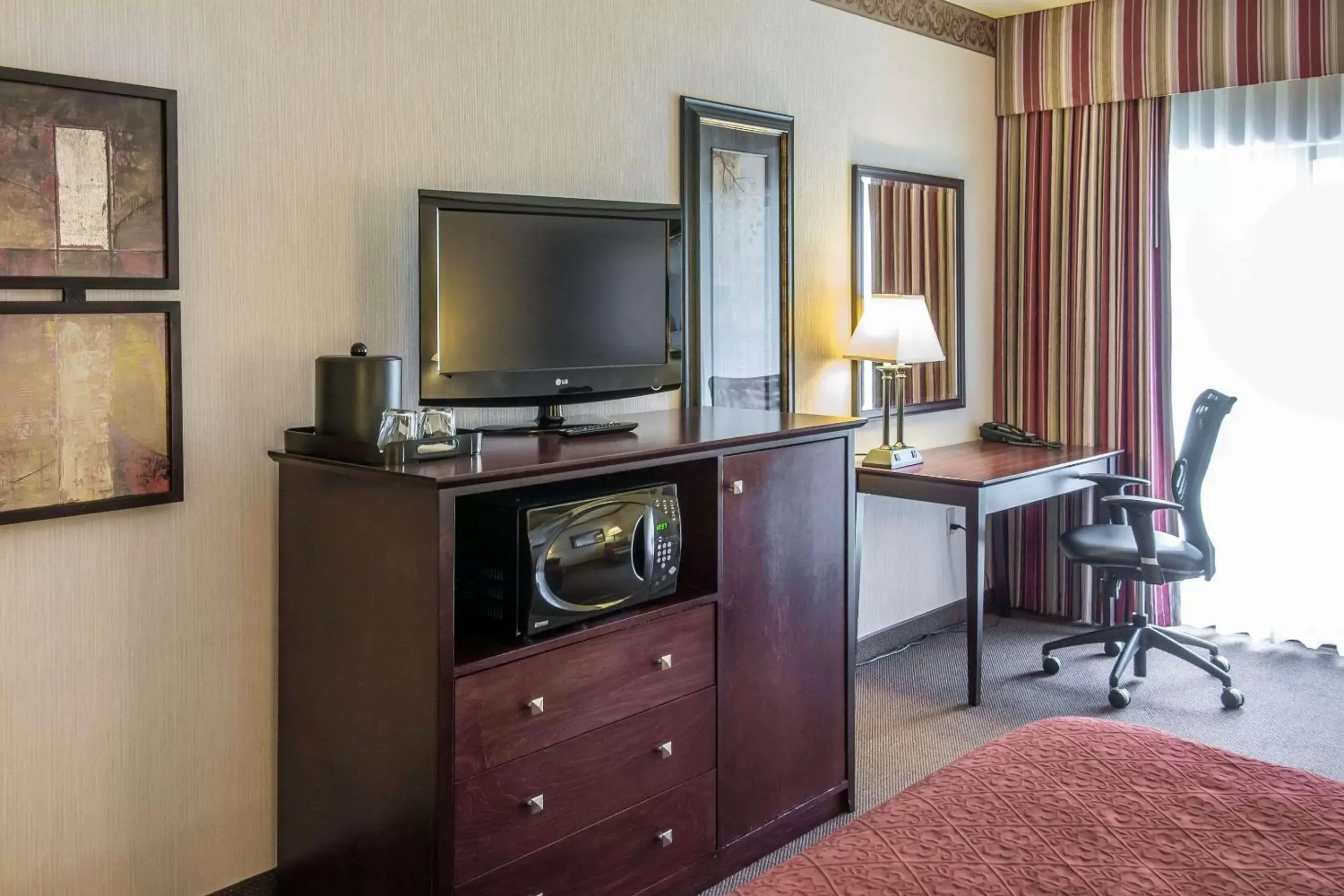 Photo of the whole room, TV/Entertainment Center in Holiday Inn - Clarkston - Lewiston, an IHG Hotel